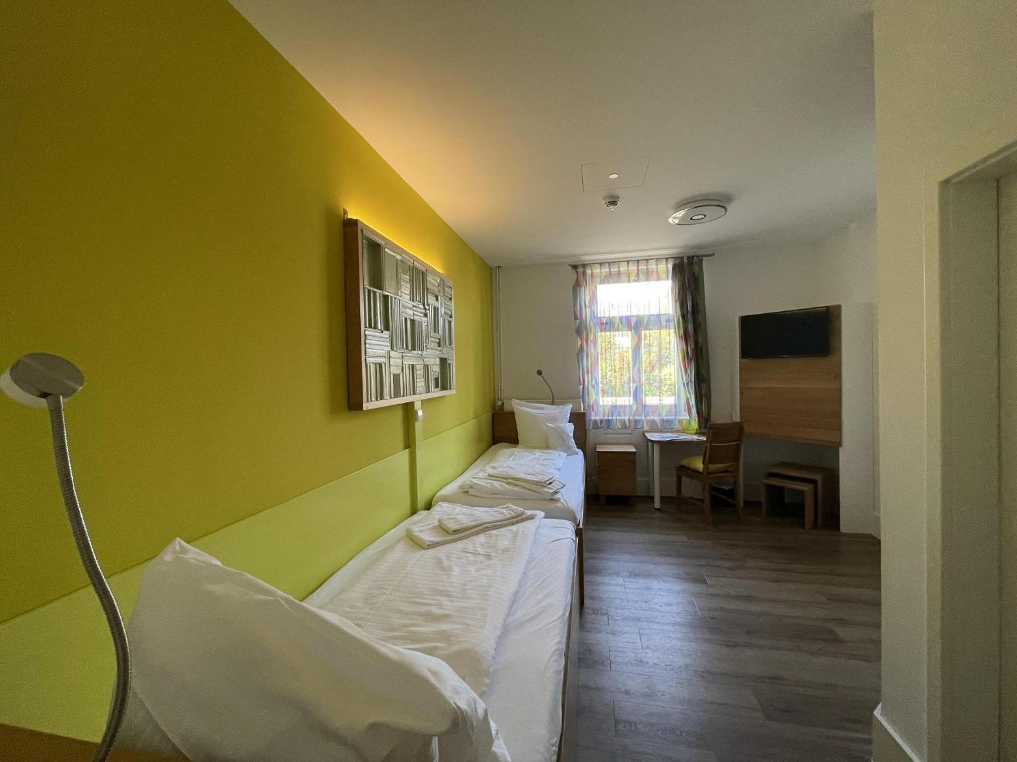 Standard Twin Room - Photo 1