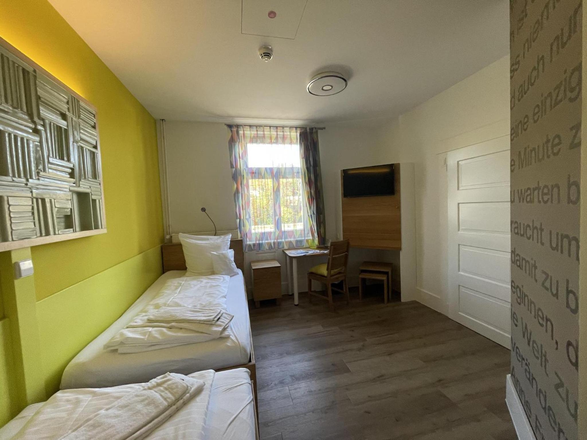Standard Twin Room - Photo 6
