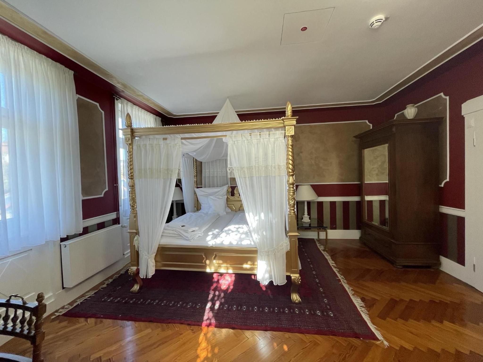 Superior Suite - Photo 7