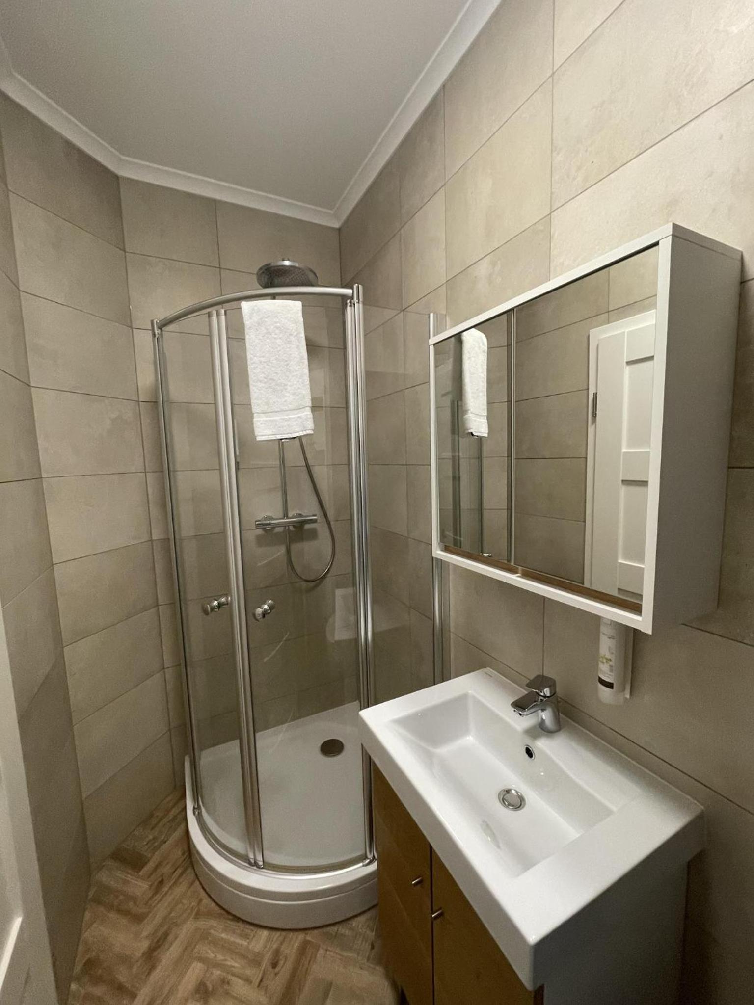 Standard Twin Room - Photo 8