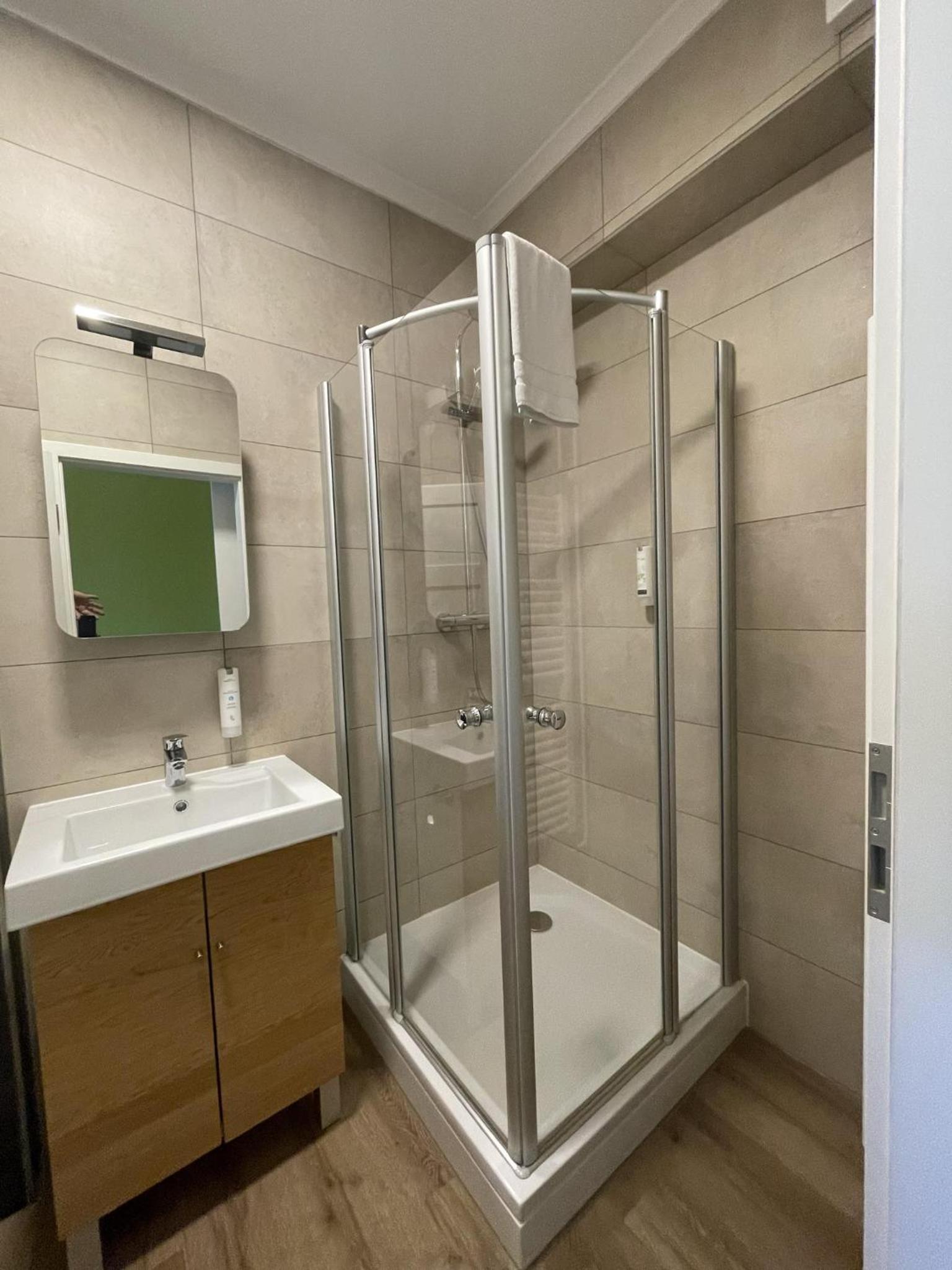 Standard Twin Room - Photo 4