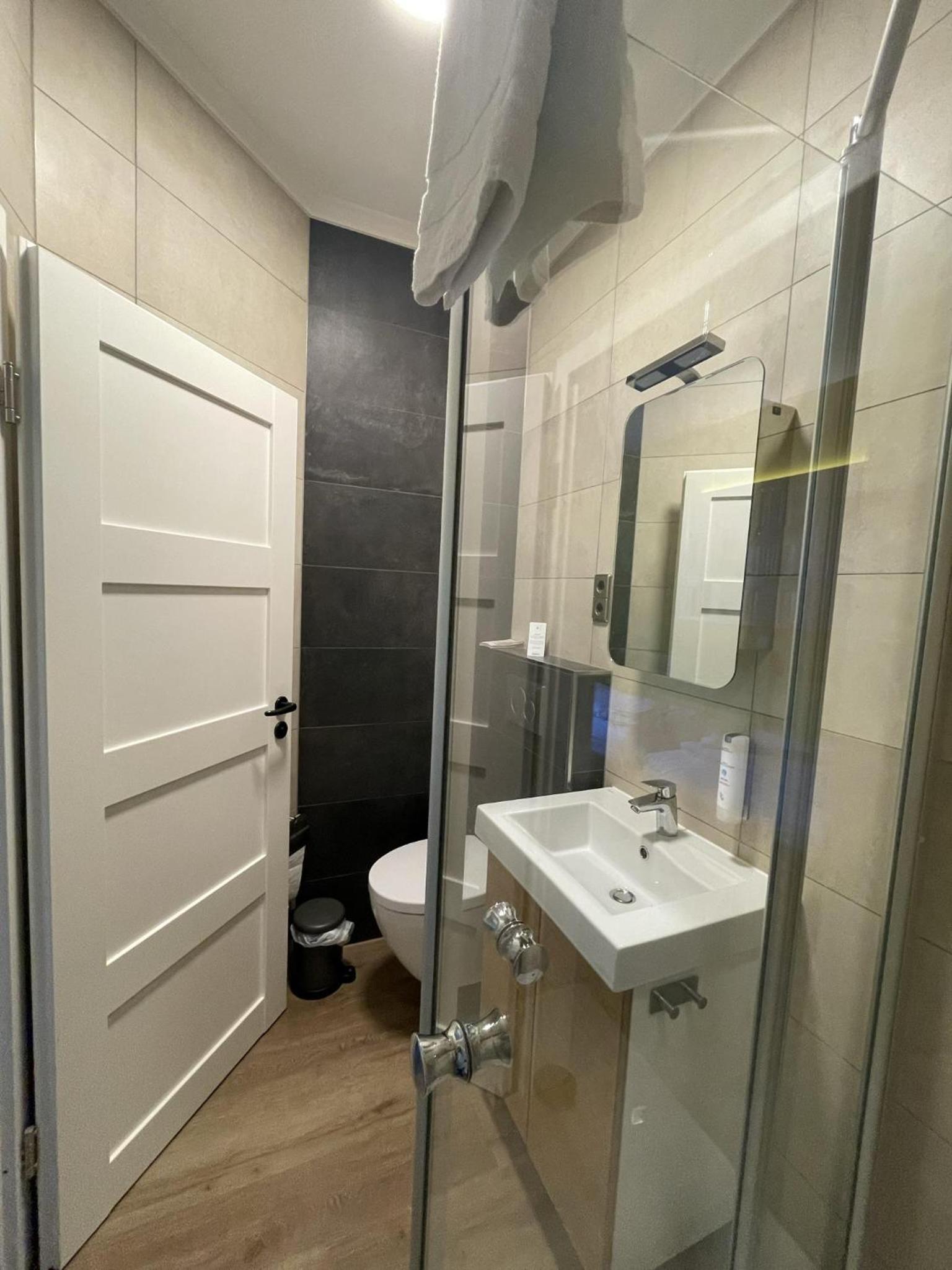 Standard Twin Room - Photo 3