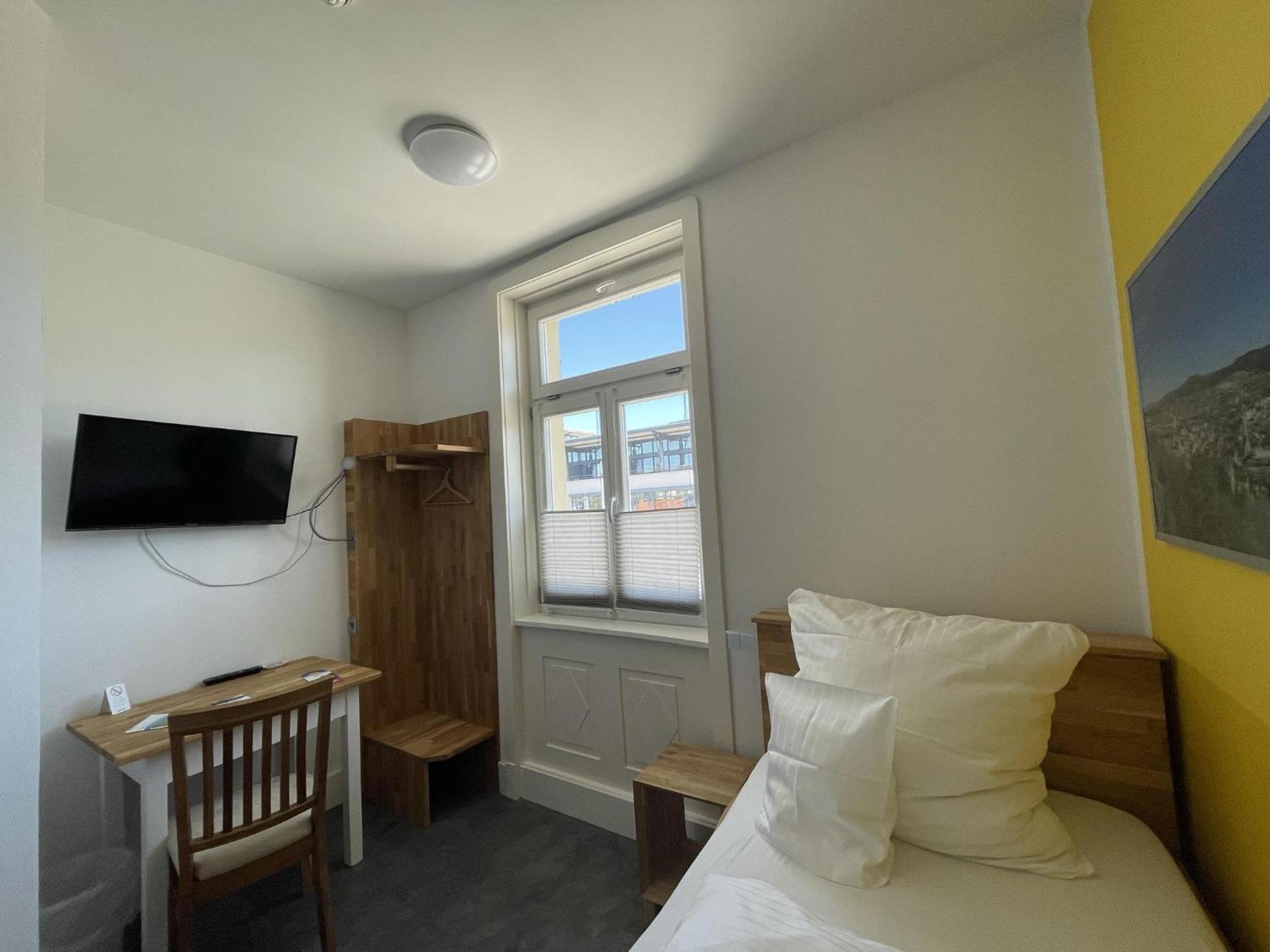 Single Room with Private Bathroom photo 2