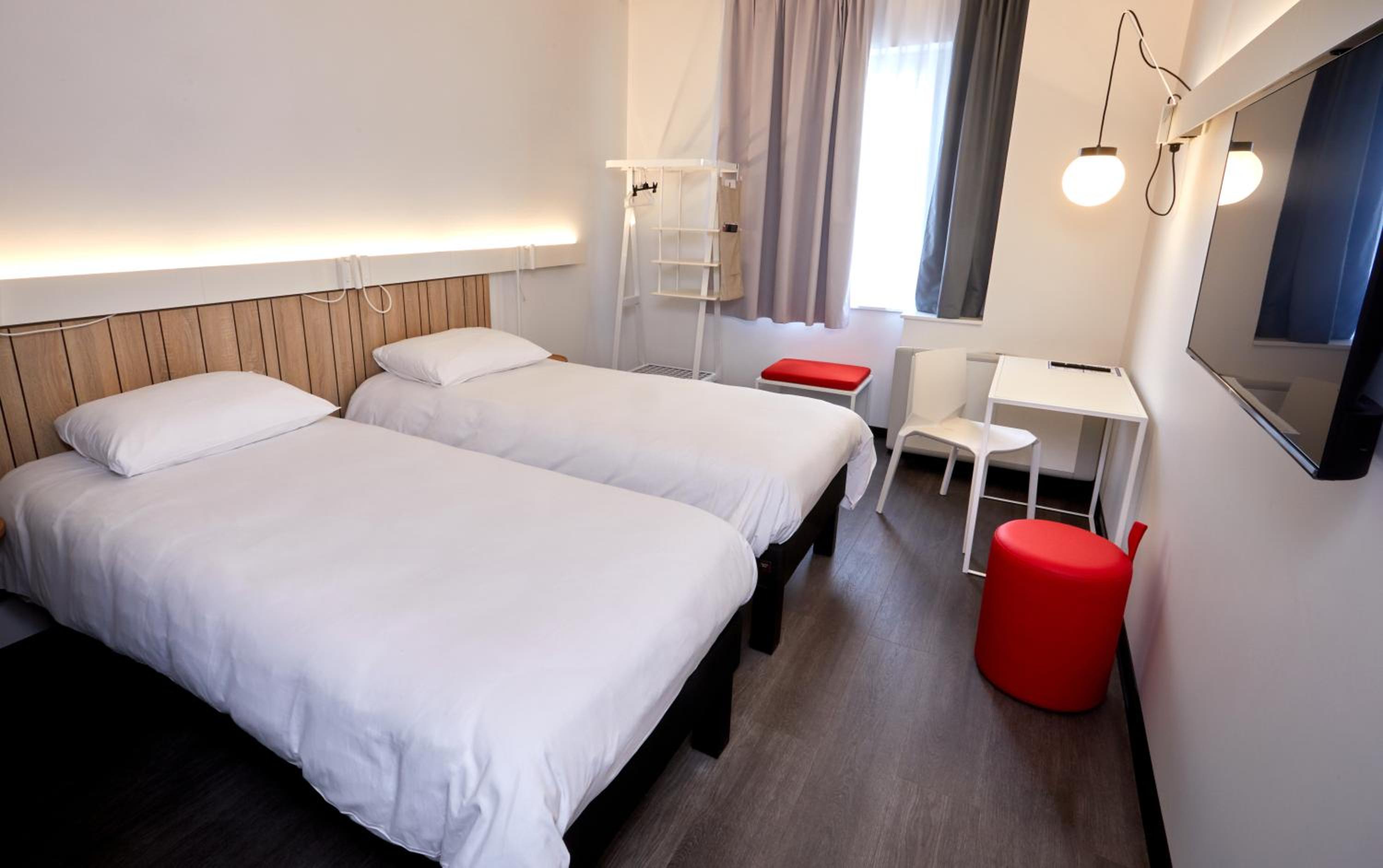 Standard Twin Room - Courtyard Side - Photo 2