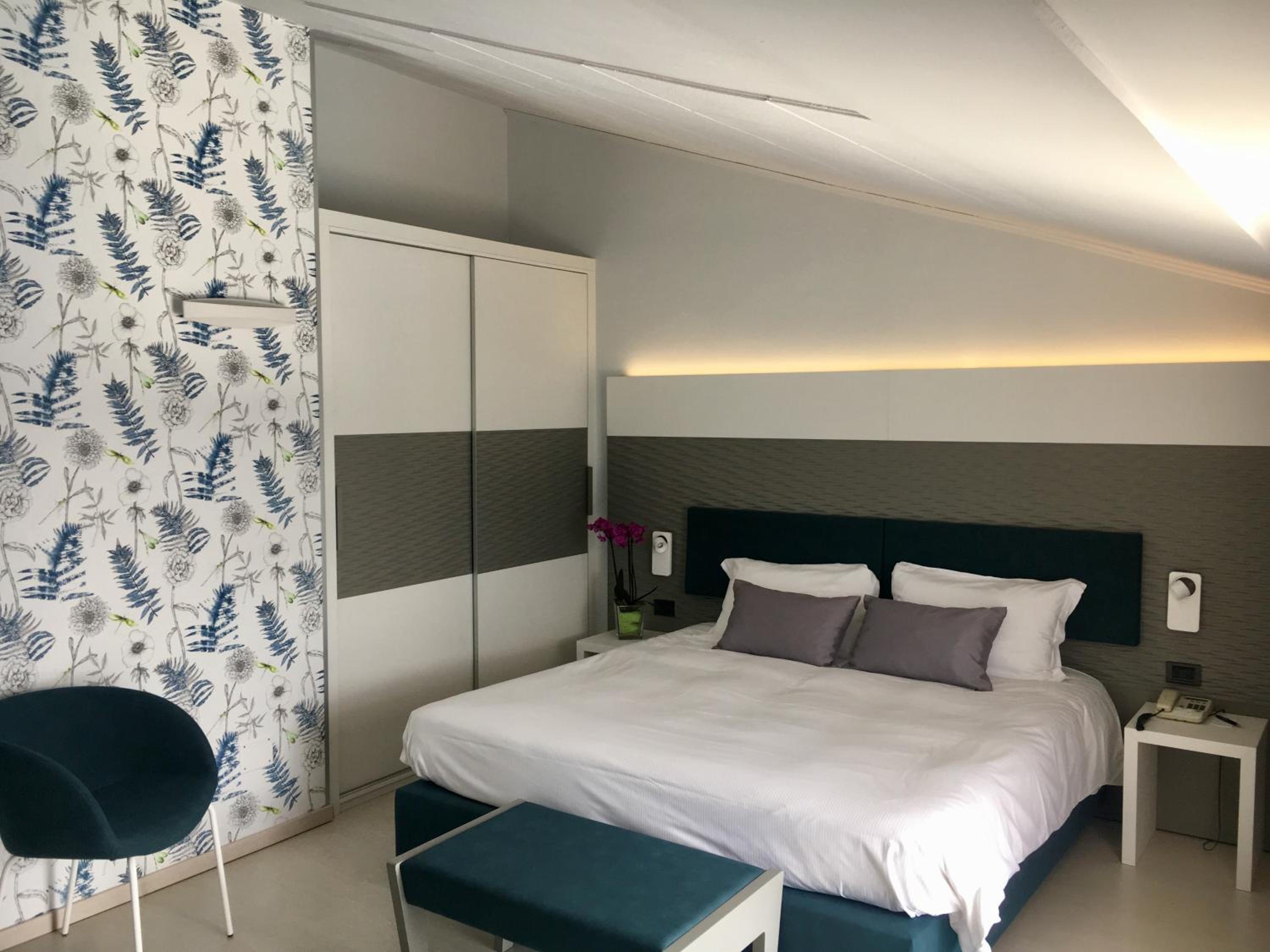 Double Room with Lake View - Photo 5