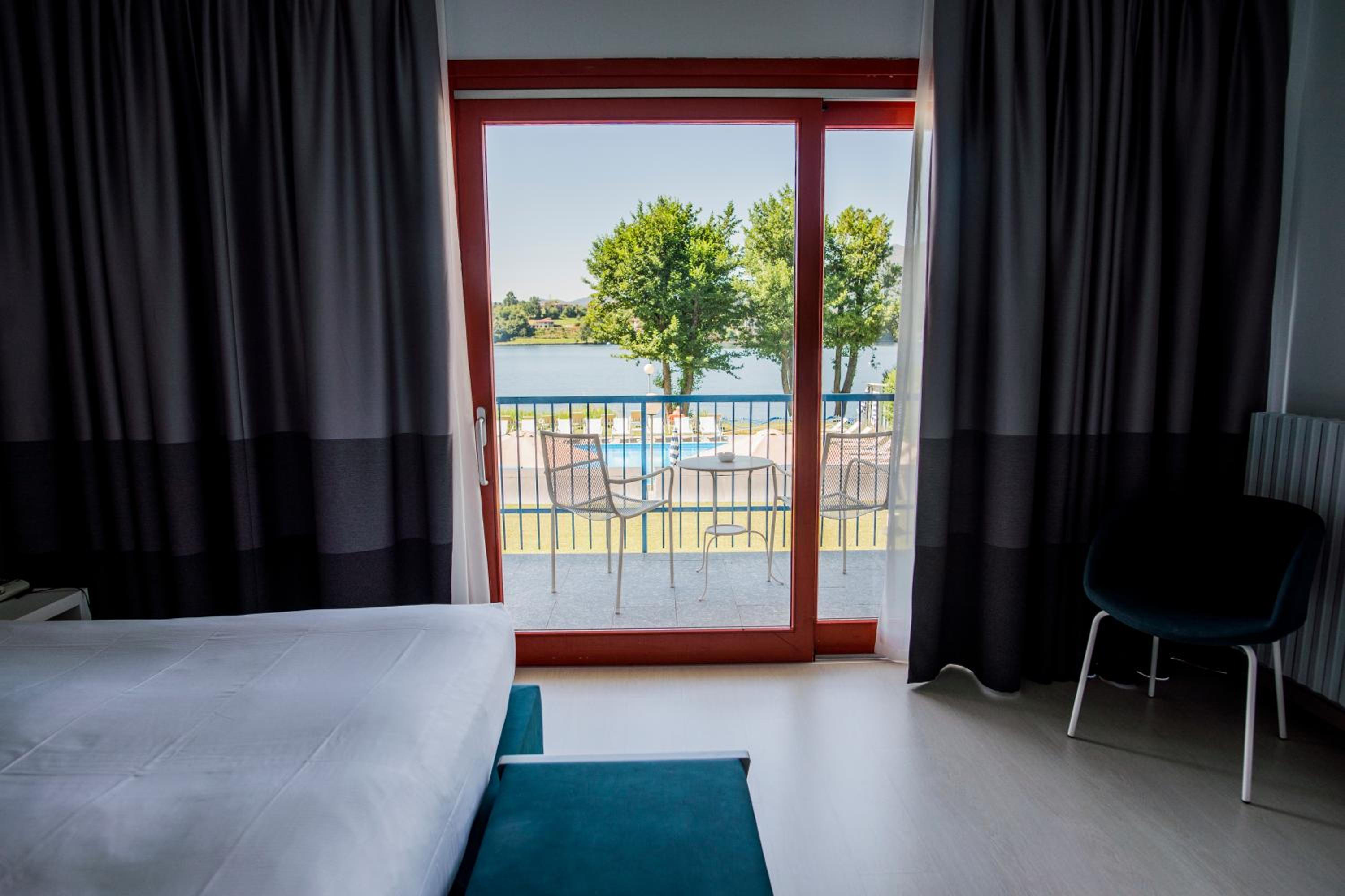 Double Room with Lake View - Photo 2