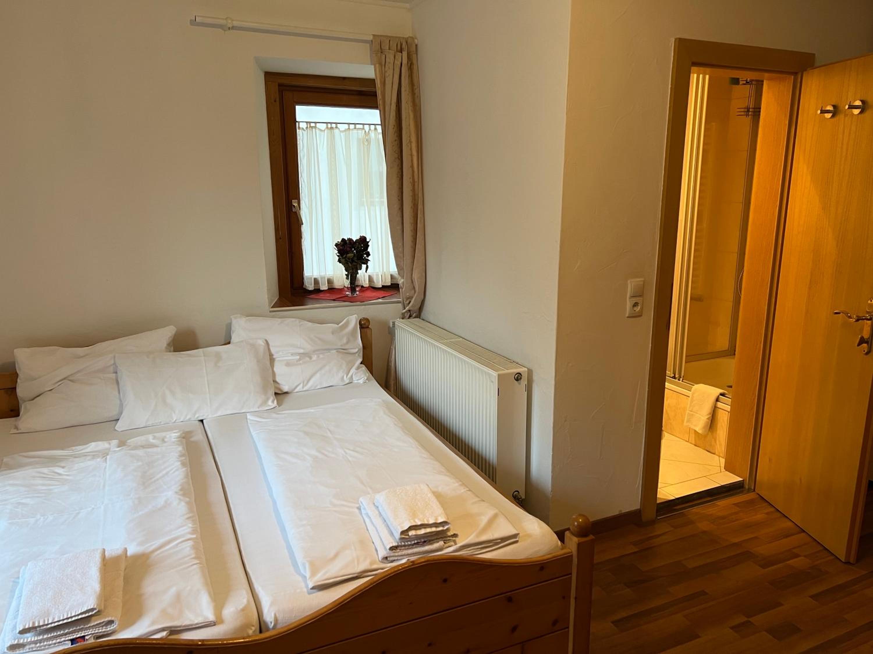 Apartment with Balcony - Photo 5