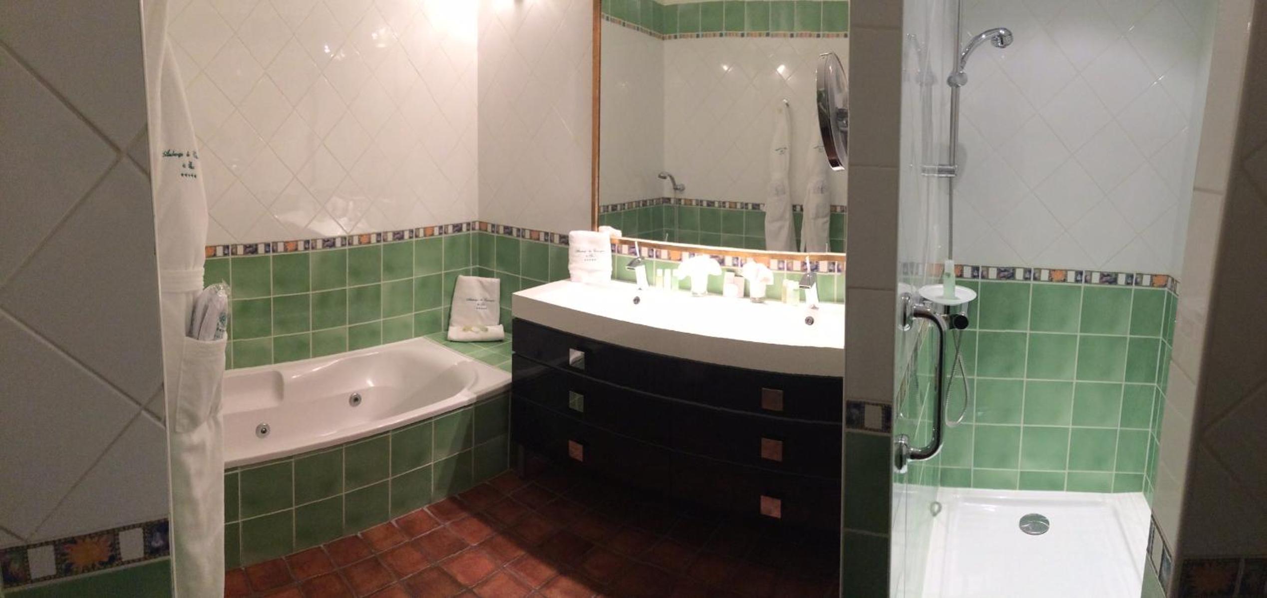 Deluxe Double Room with Balcony - Photo 4