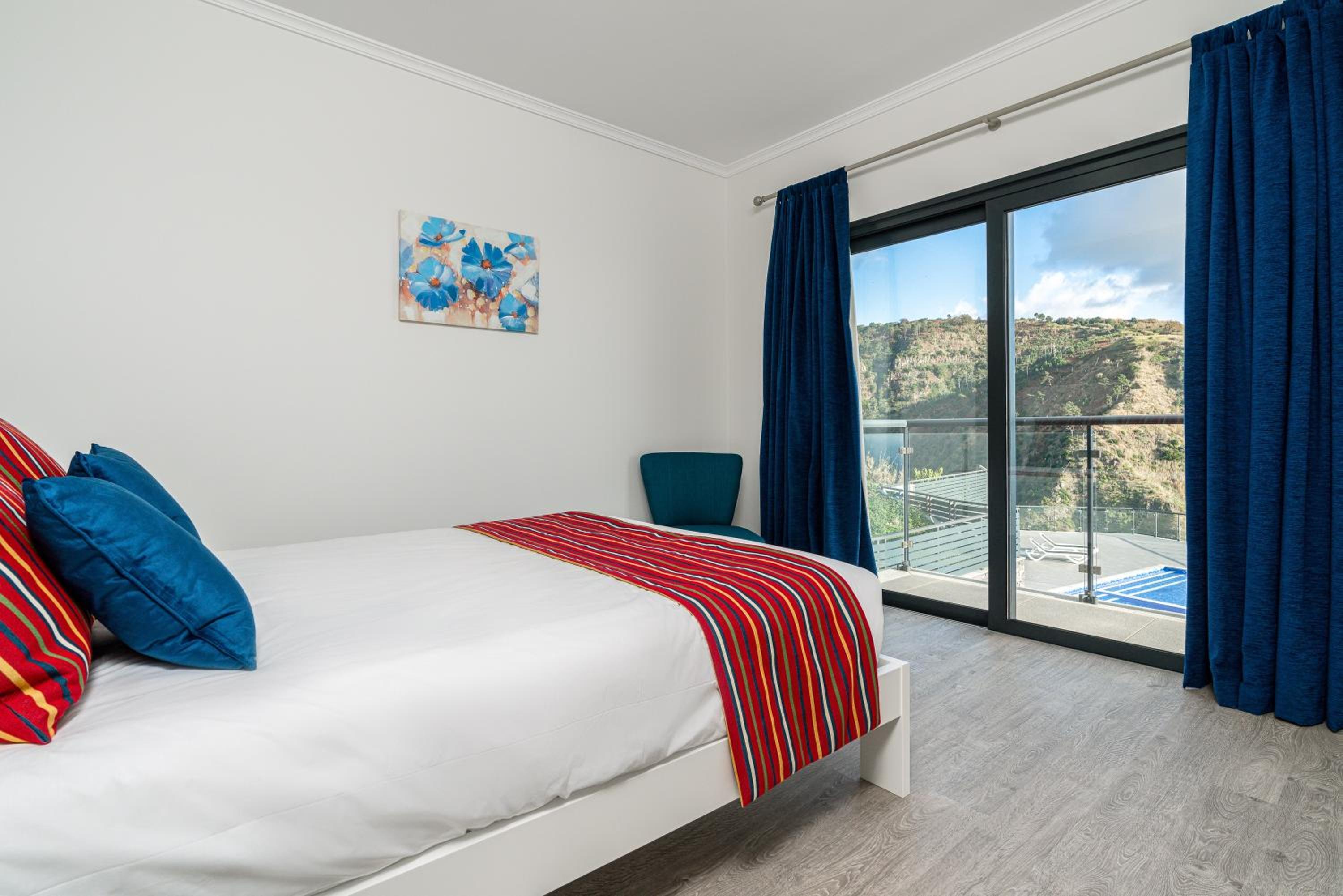 Superior Two-Bedroom Villa with Sea and Pool View photo 2