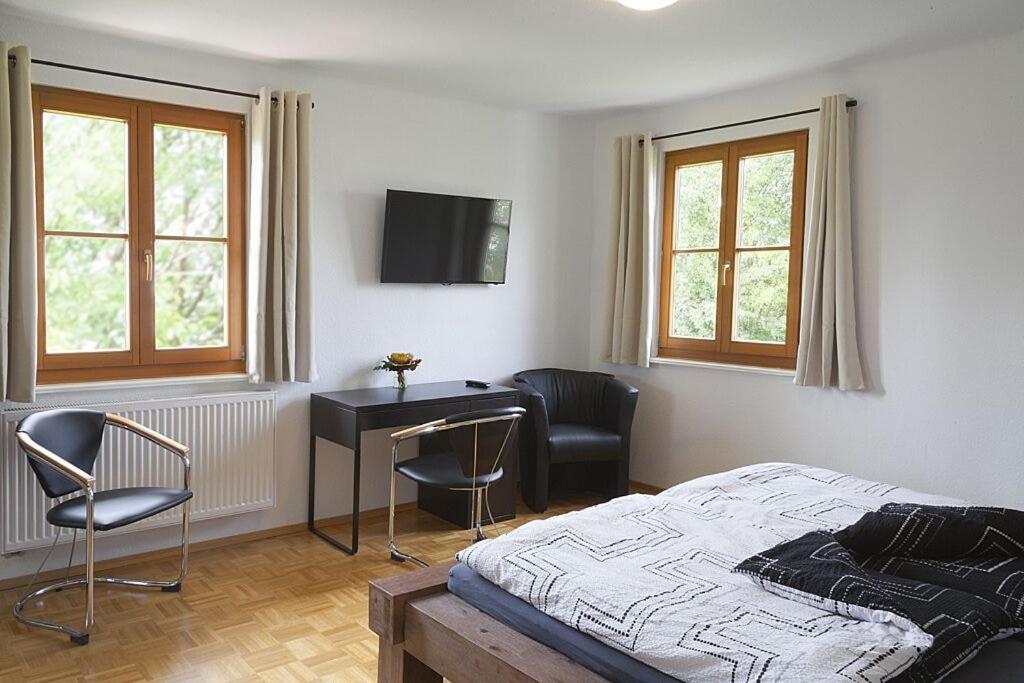 Six-Bedroom House photo 3