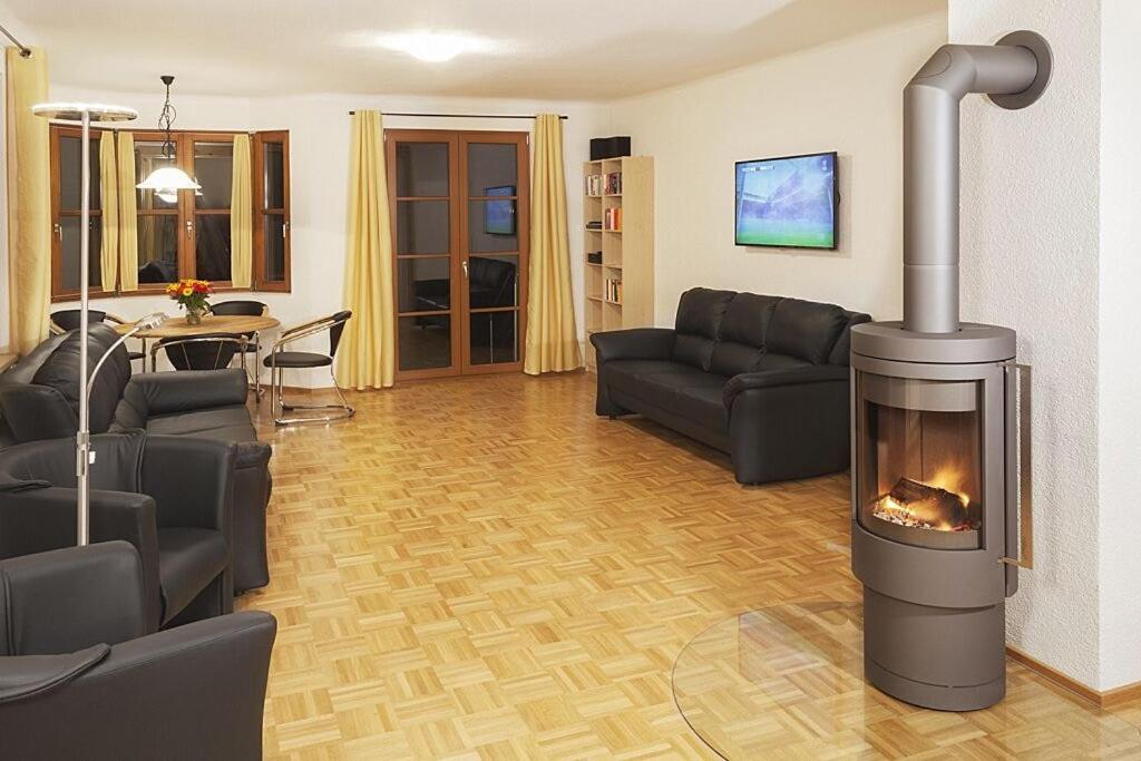 Six-Bedroom House photo 2