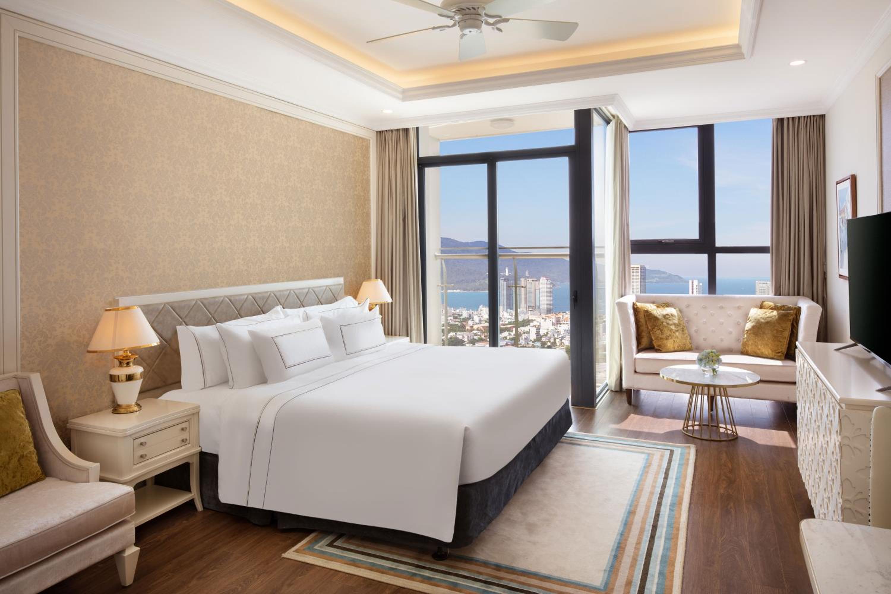 Deluxe Room with Horizon View and Balcony