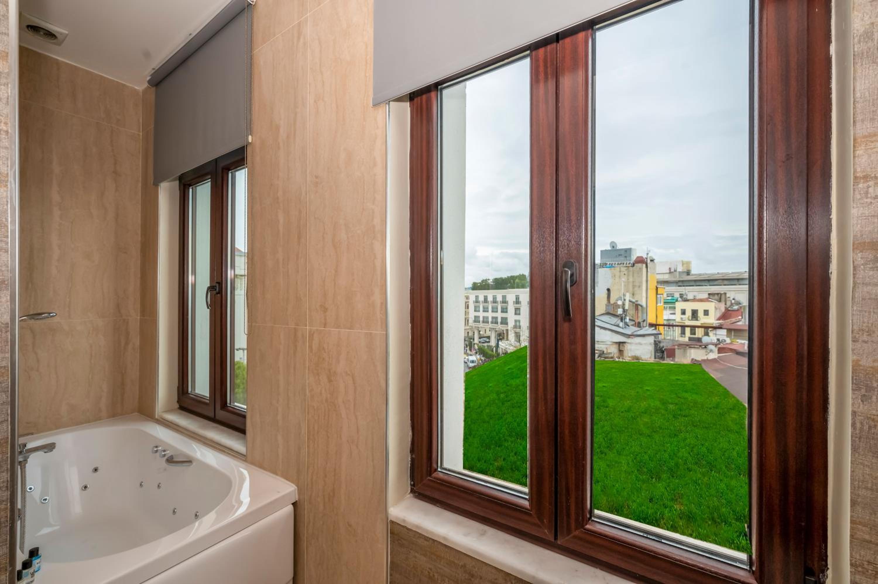 Deluxe Suite with Sea View photo 2
