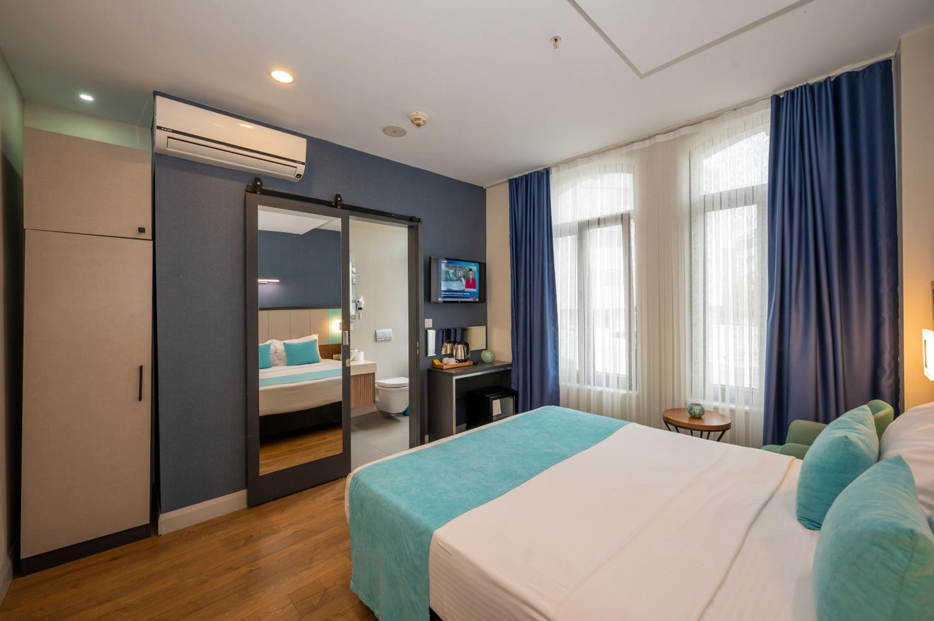 Superior Double or Twin Room with City View photo 2