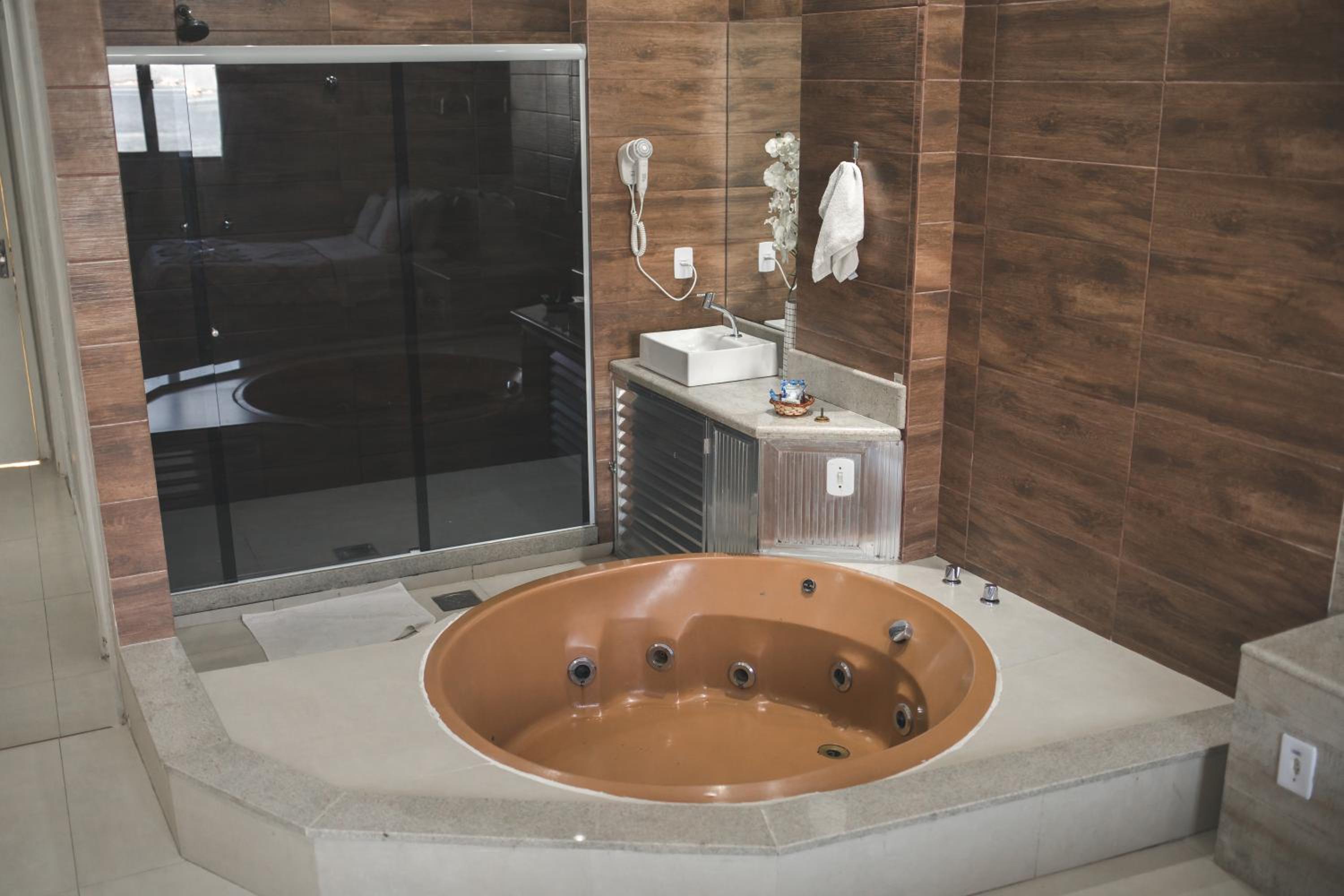 Deluxe Suite with Spa Bath photo 2