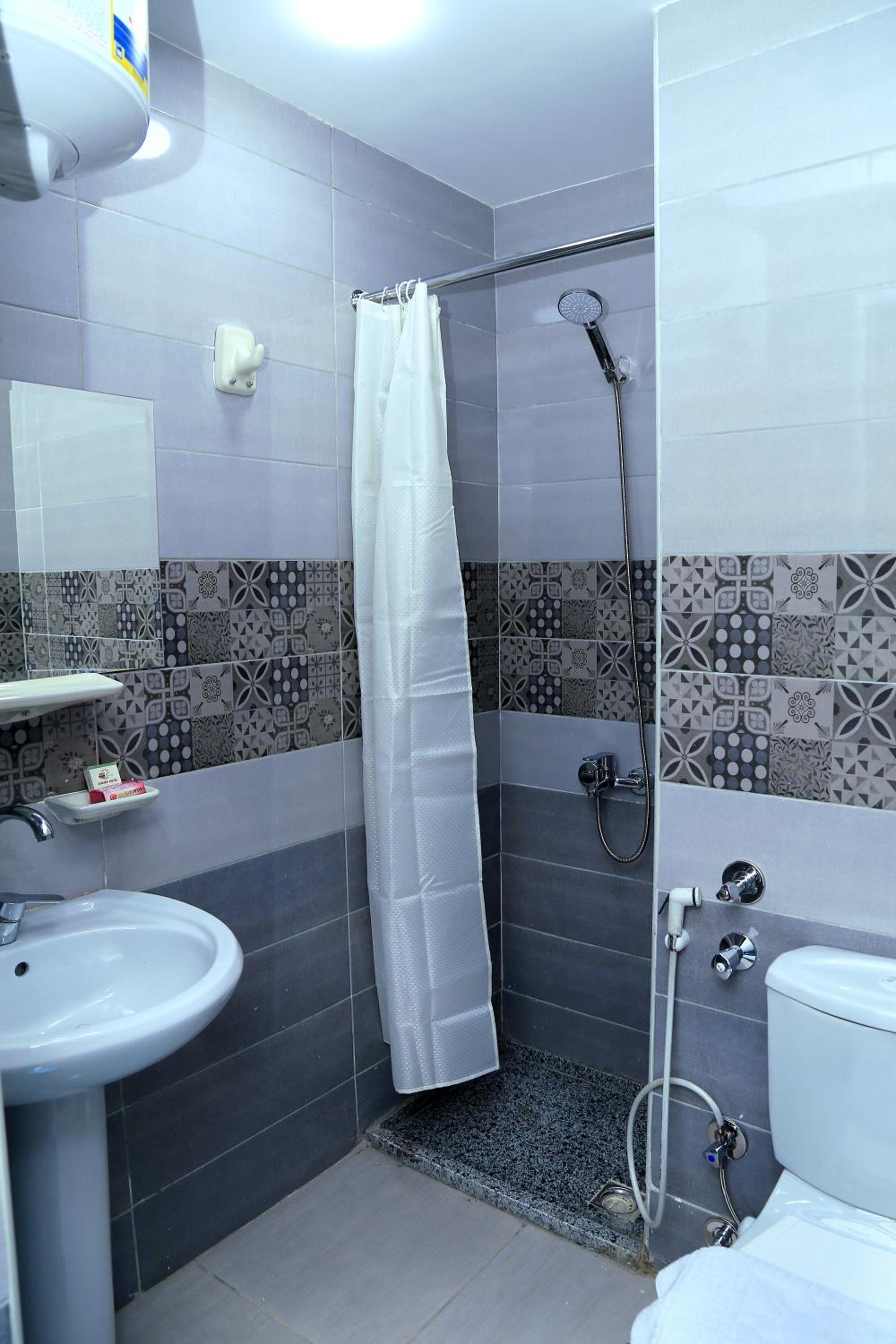 Single Room with Private Bathroom photo 2