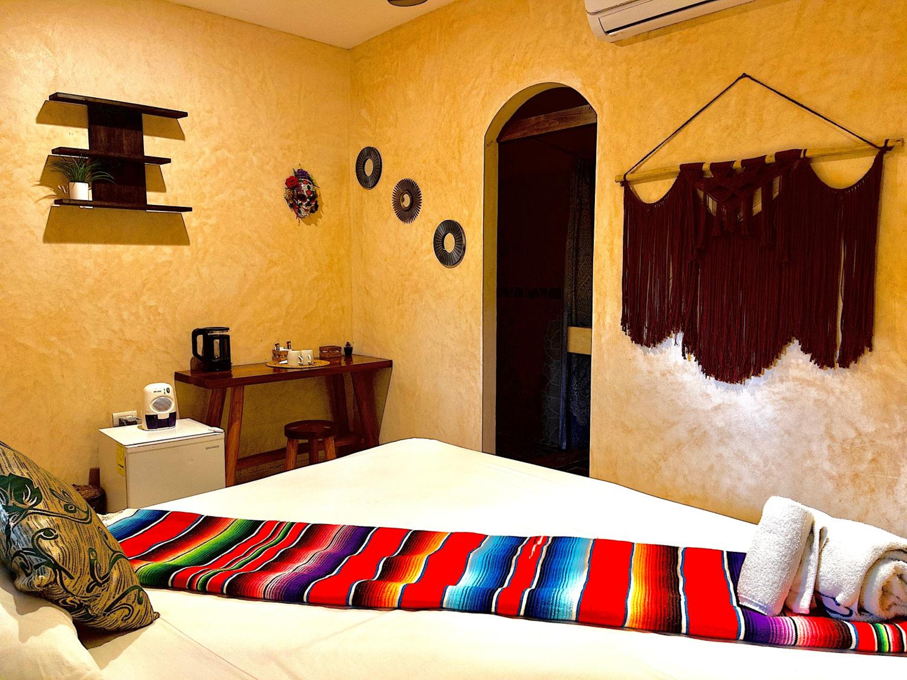 Standard King Room - Photo 9