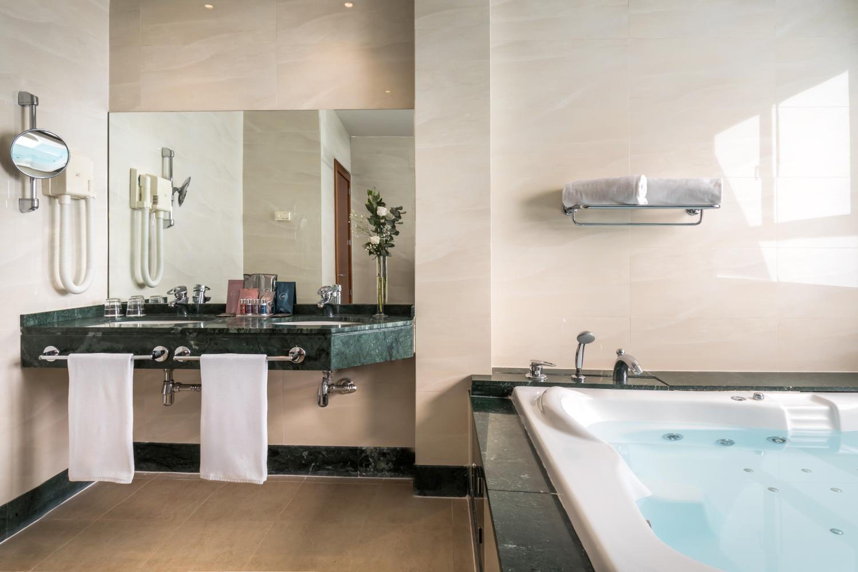 Suite Junior with Hot Tub photo 3