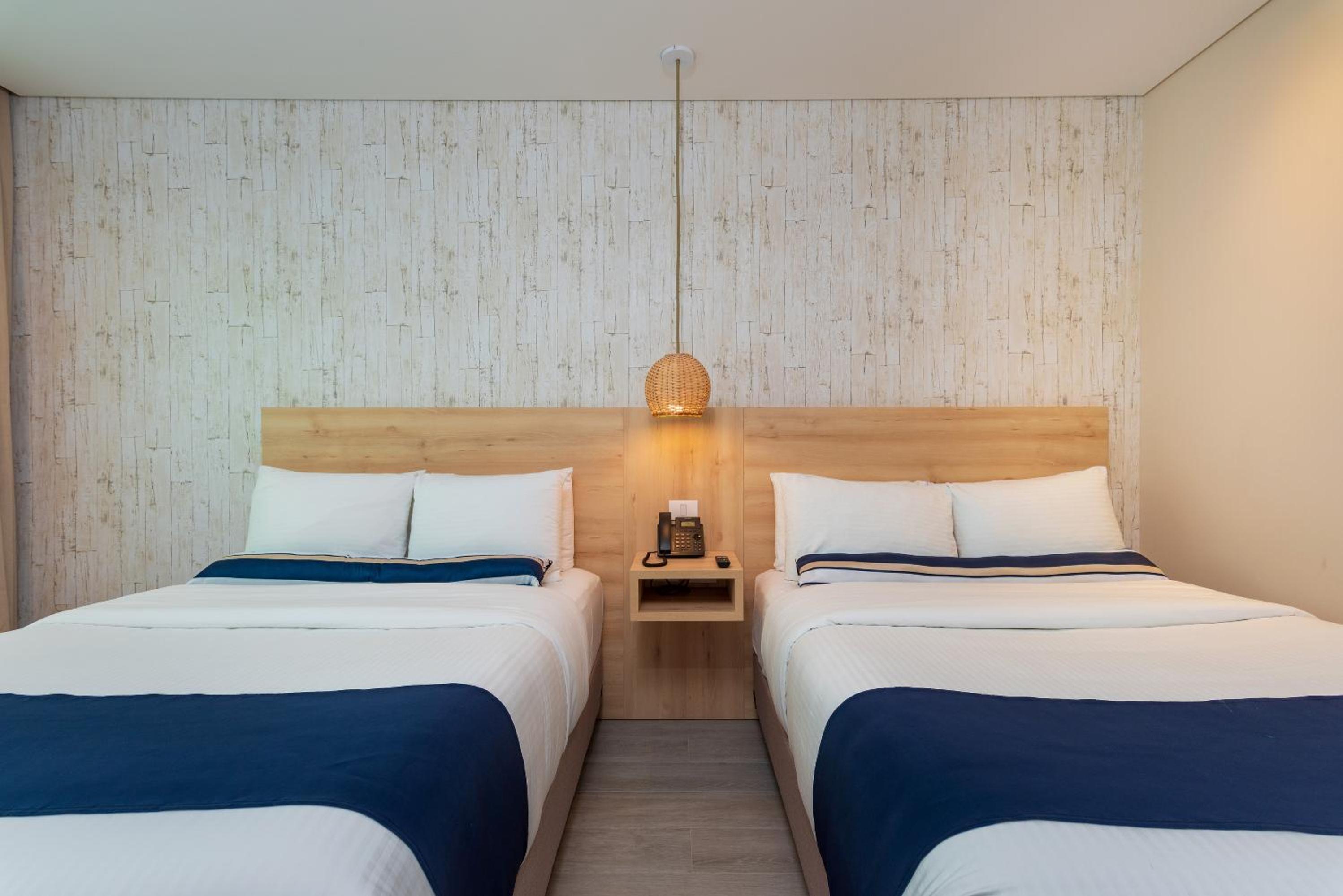 Double Room with Two Double Beds - Photo 2