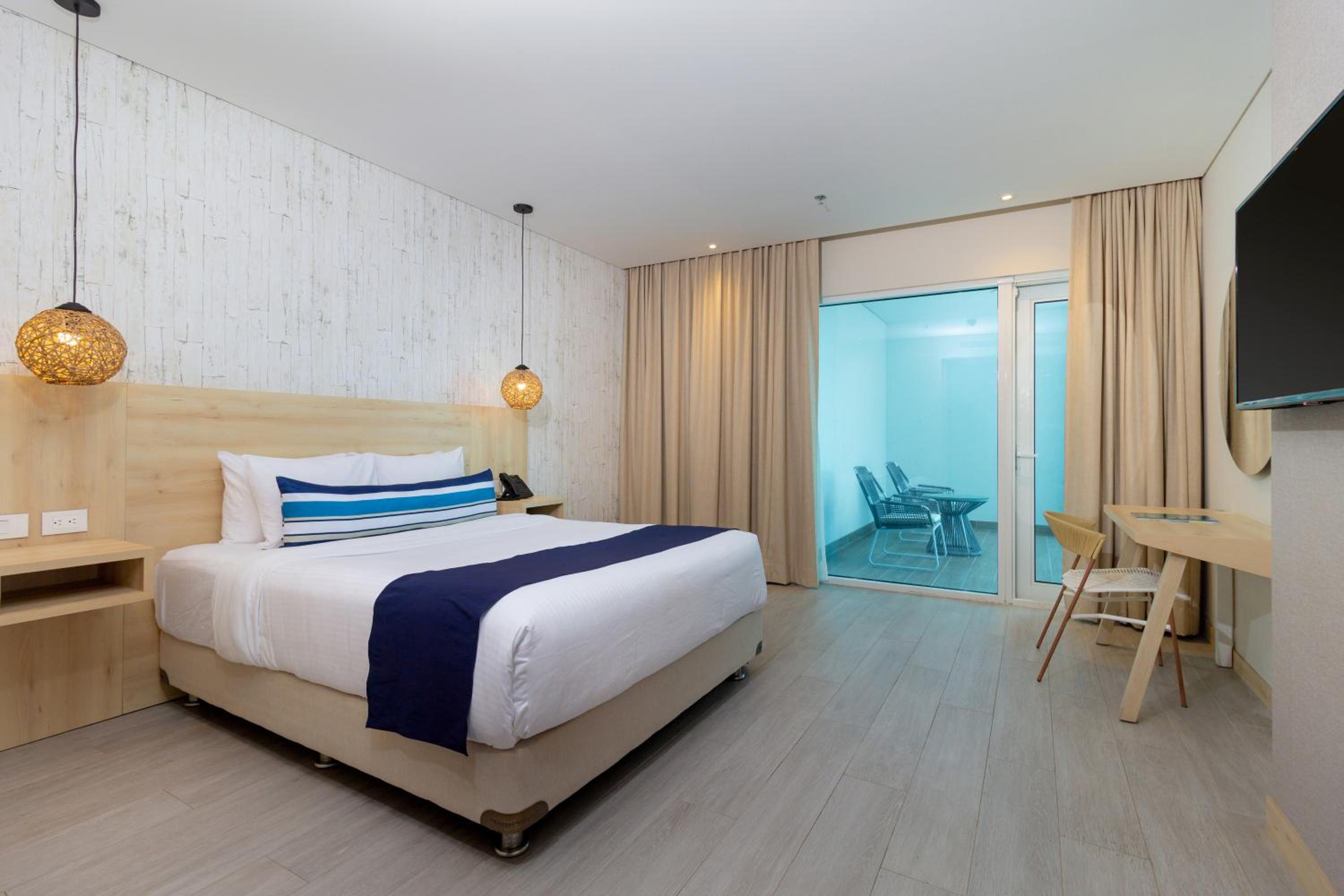 Double Room with Balcony - Photo 8