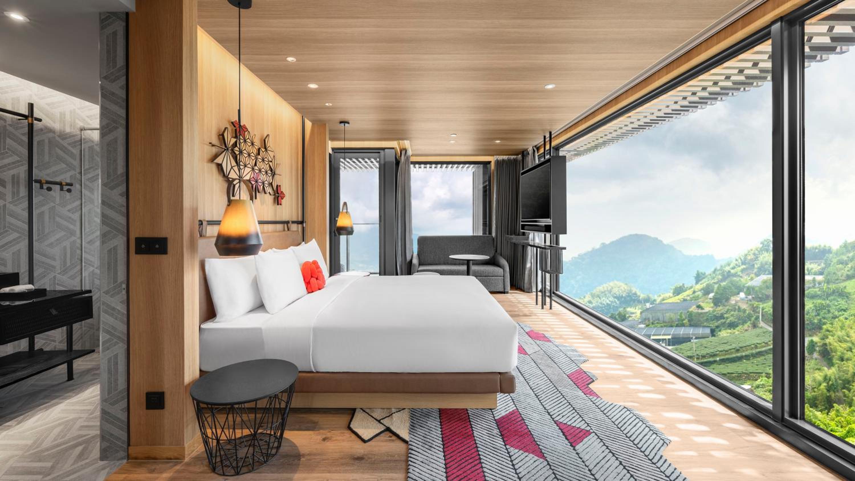 Premium King Room with Sofa Bed - Photo 4