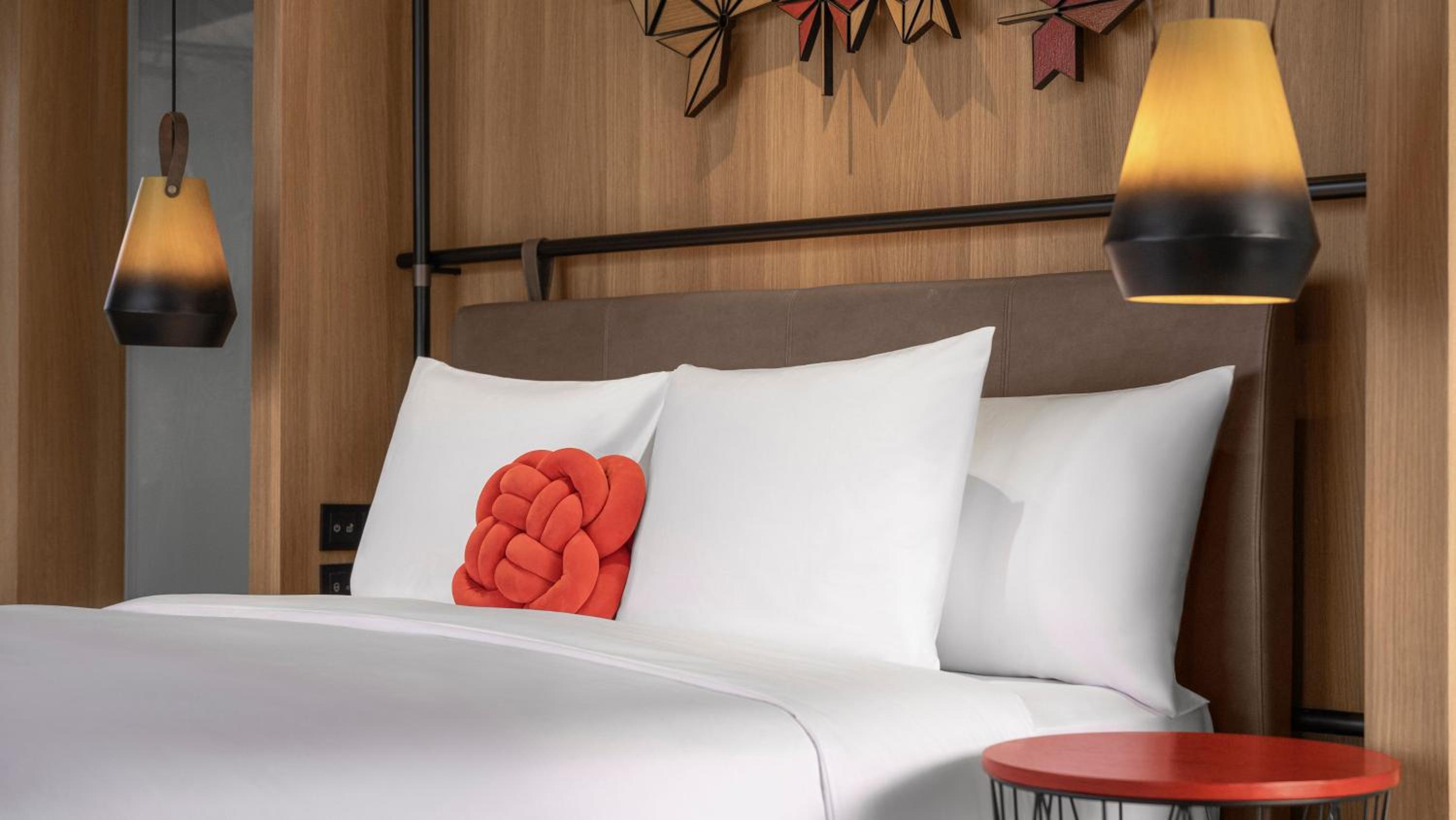 Premium King Room with Sofa Bed - Photo 7