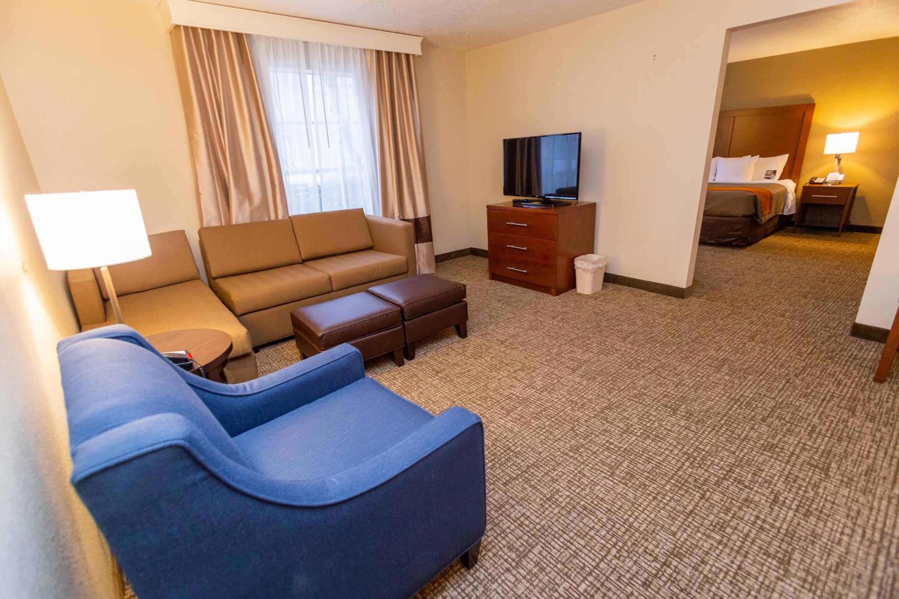Queen Suite with Two Queen Beds - Non-Smoking - Photo 7