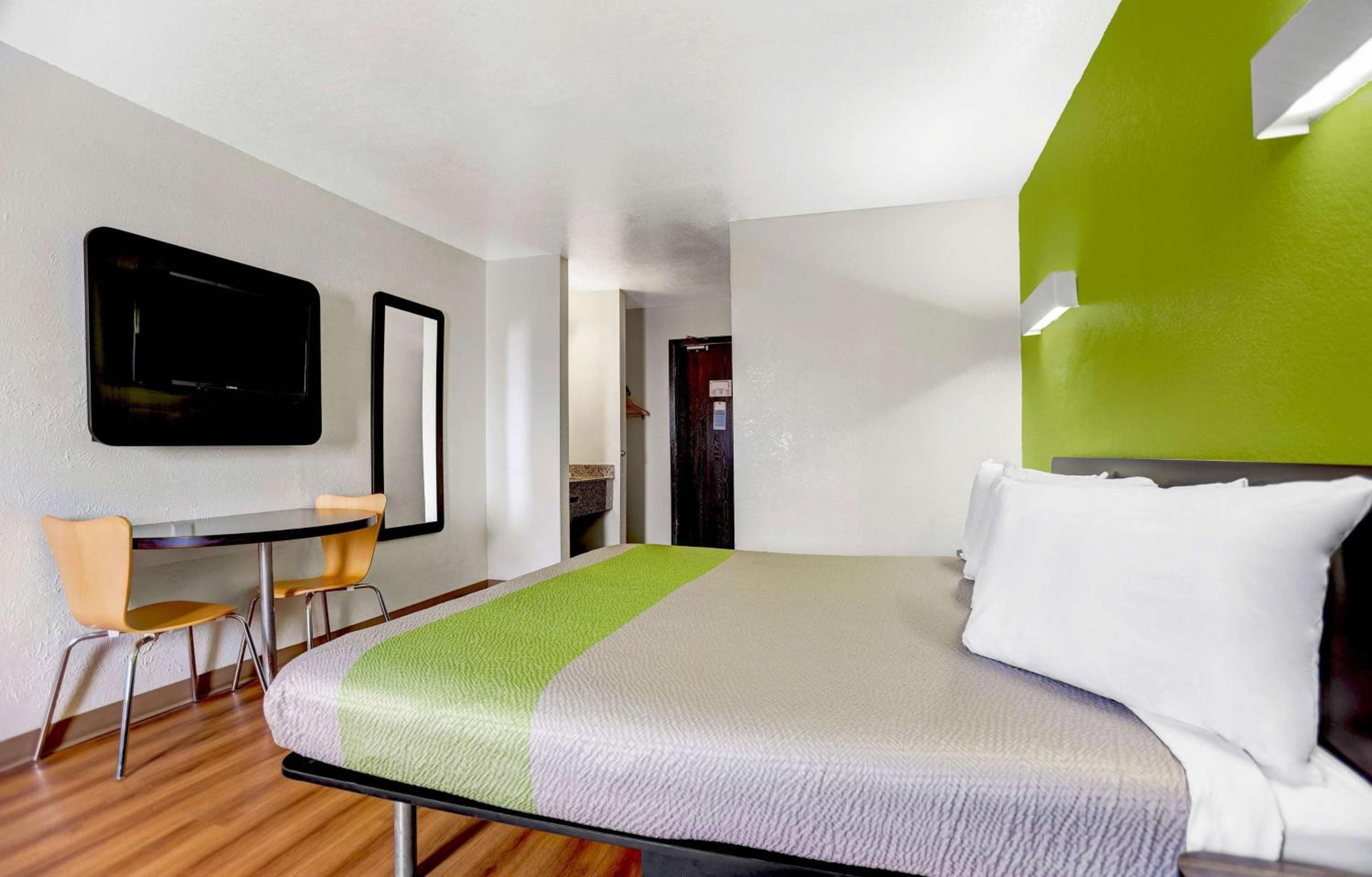 Deluxe King Room - Non-Smoking - Photo 1