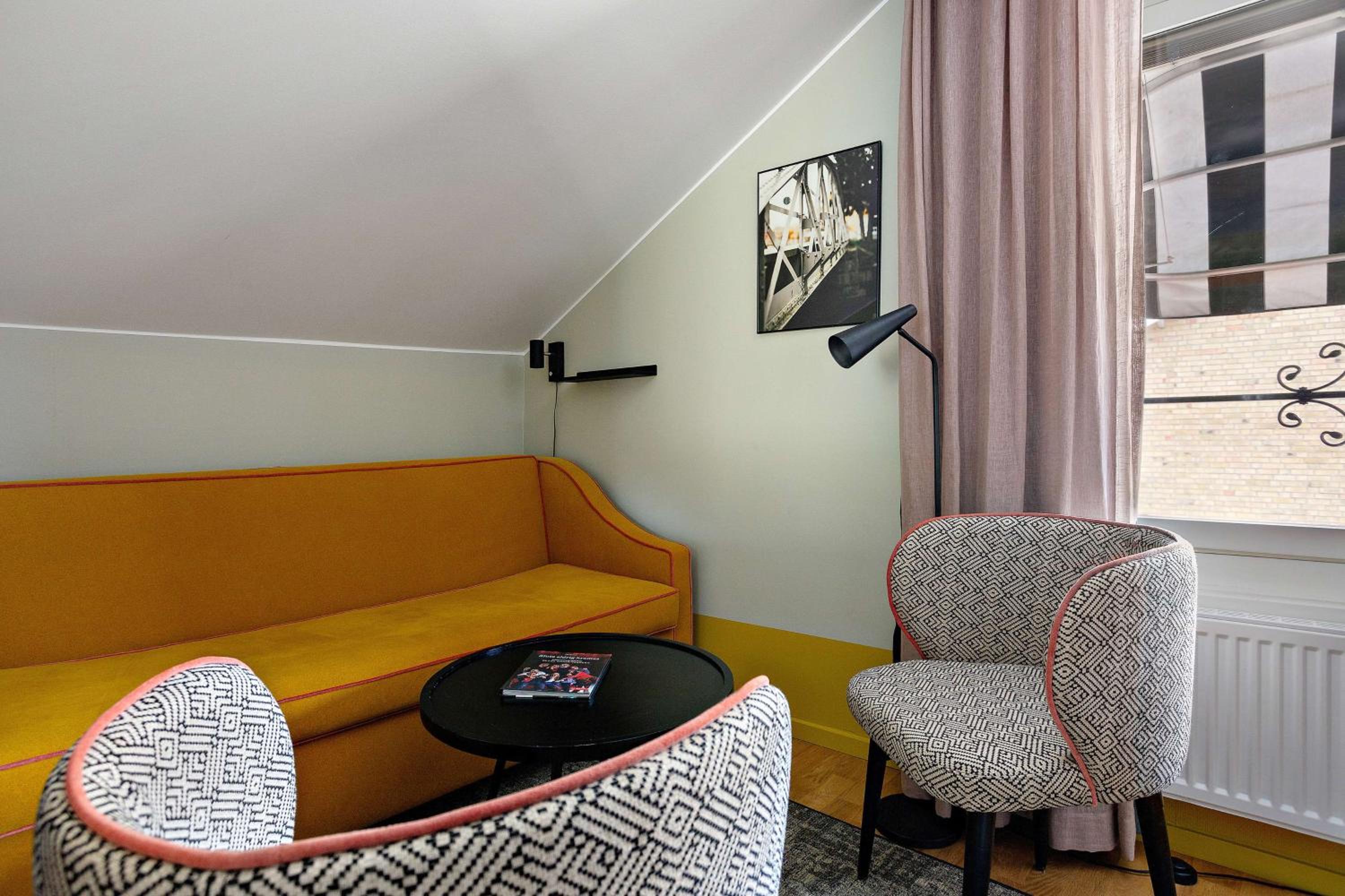 Family Room with Queen Bed and Sofa Bed - Non-Smoking photo 3