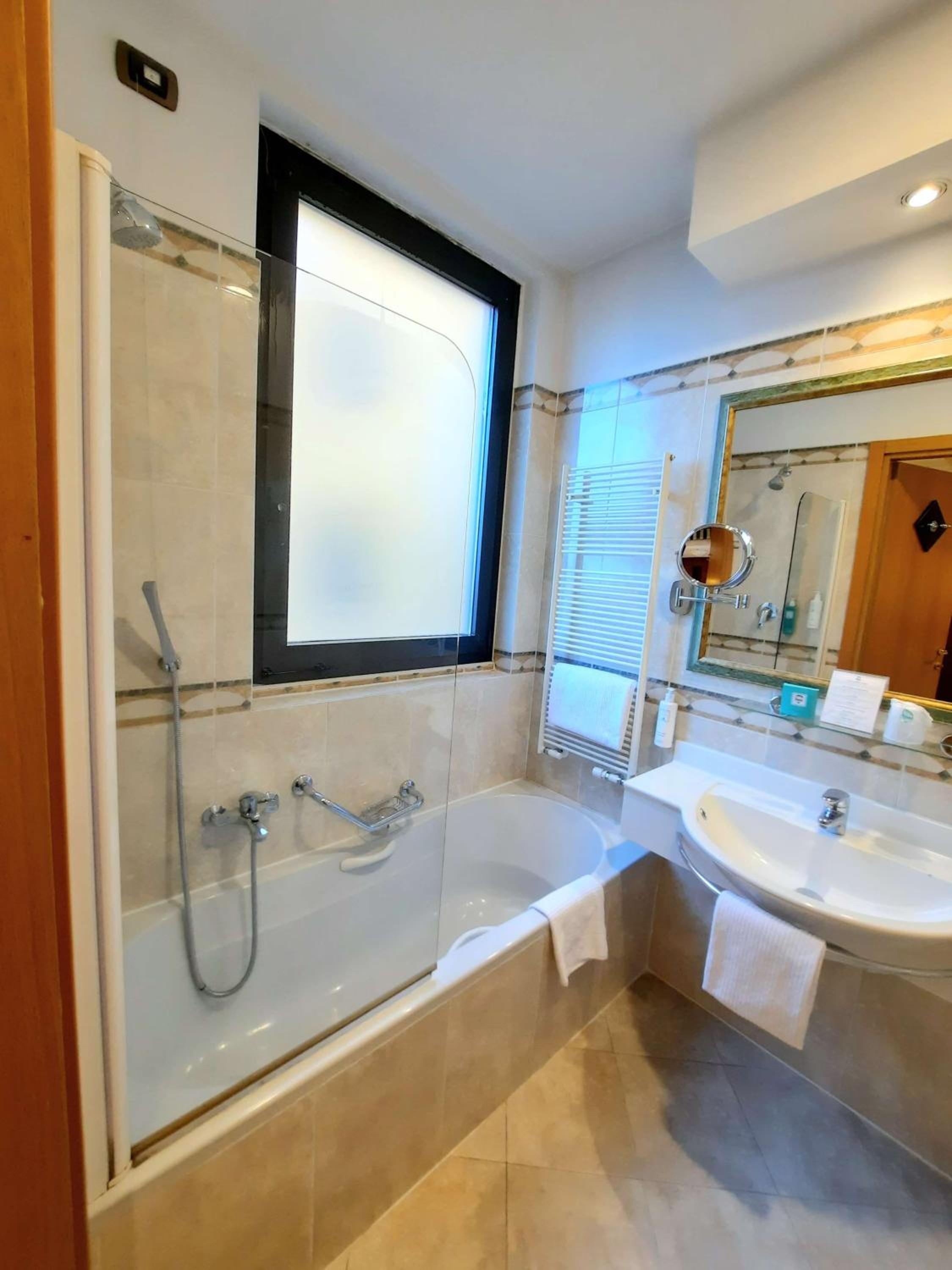 Deluxe Single Room thumbnail 5