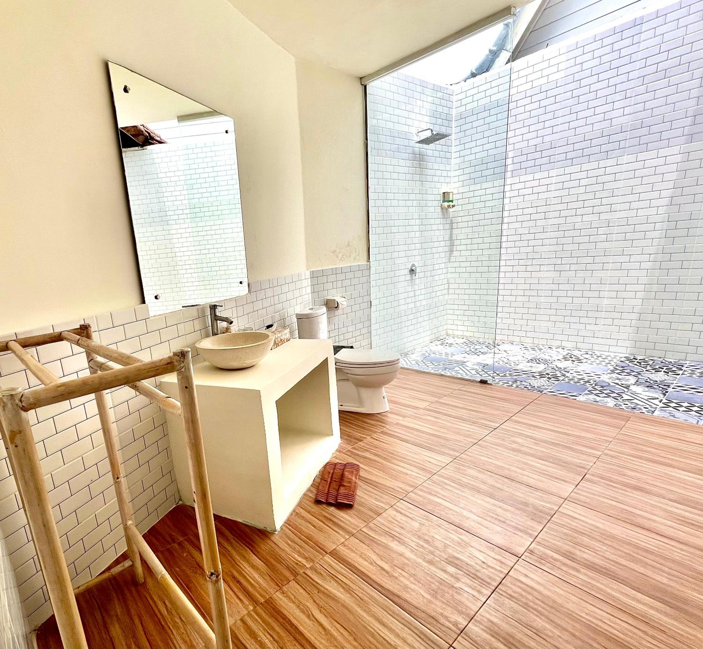 Deluxe Room with Pool View - Photo 33
