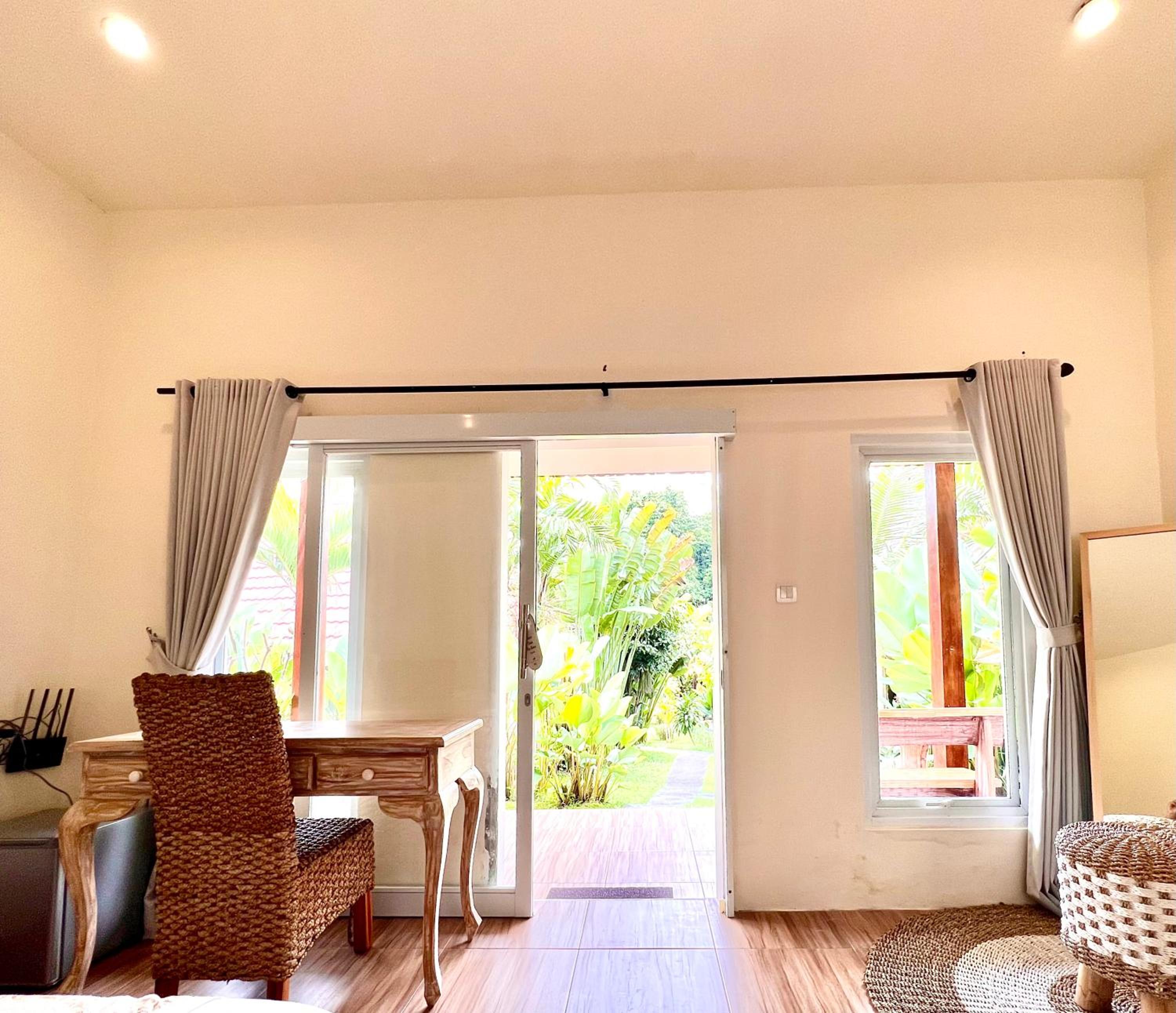 Deluxe Room with Pool View - Photo 23