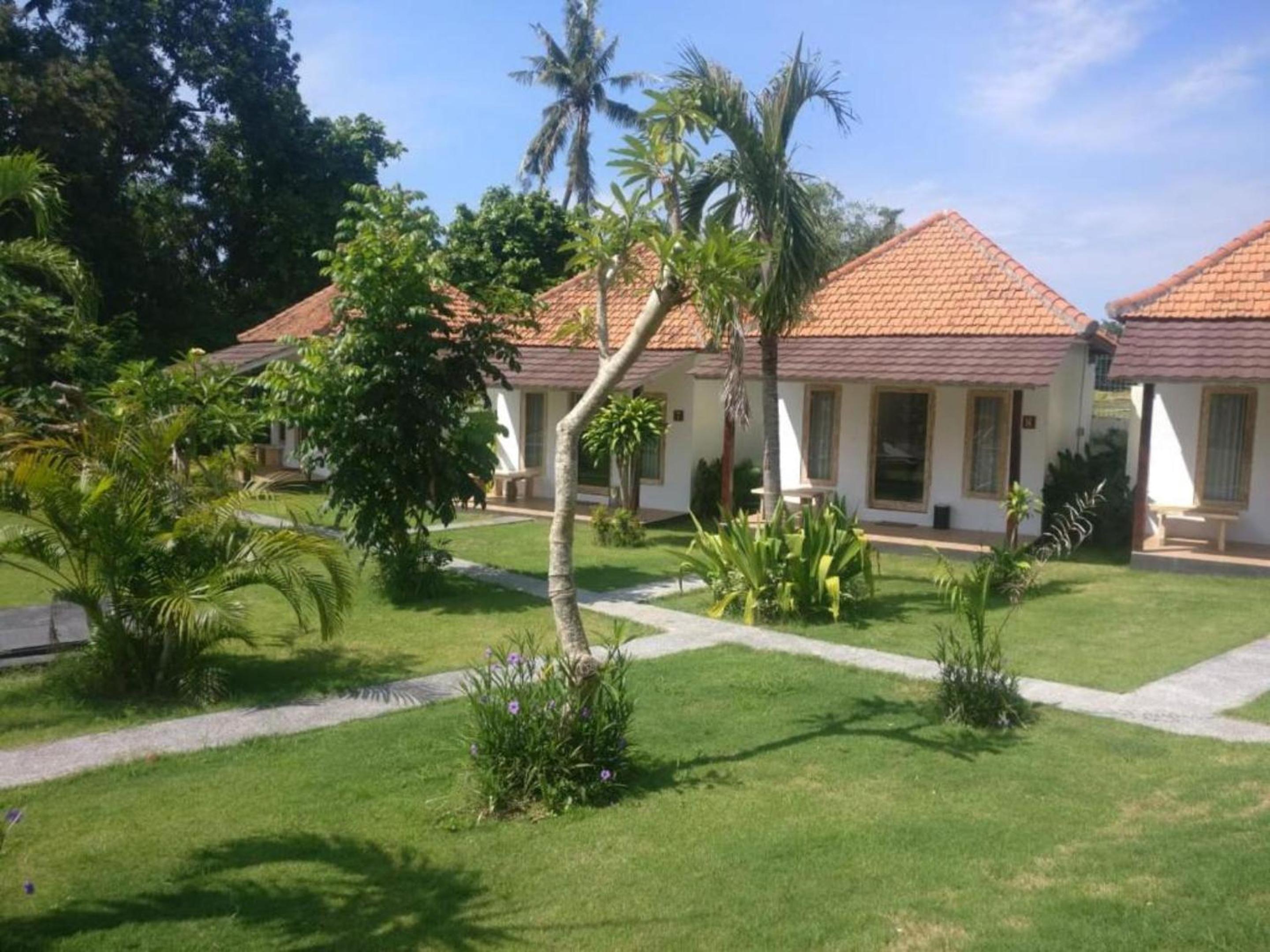 Deluxe Room with Pool View - Photo 21