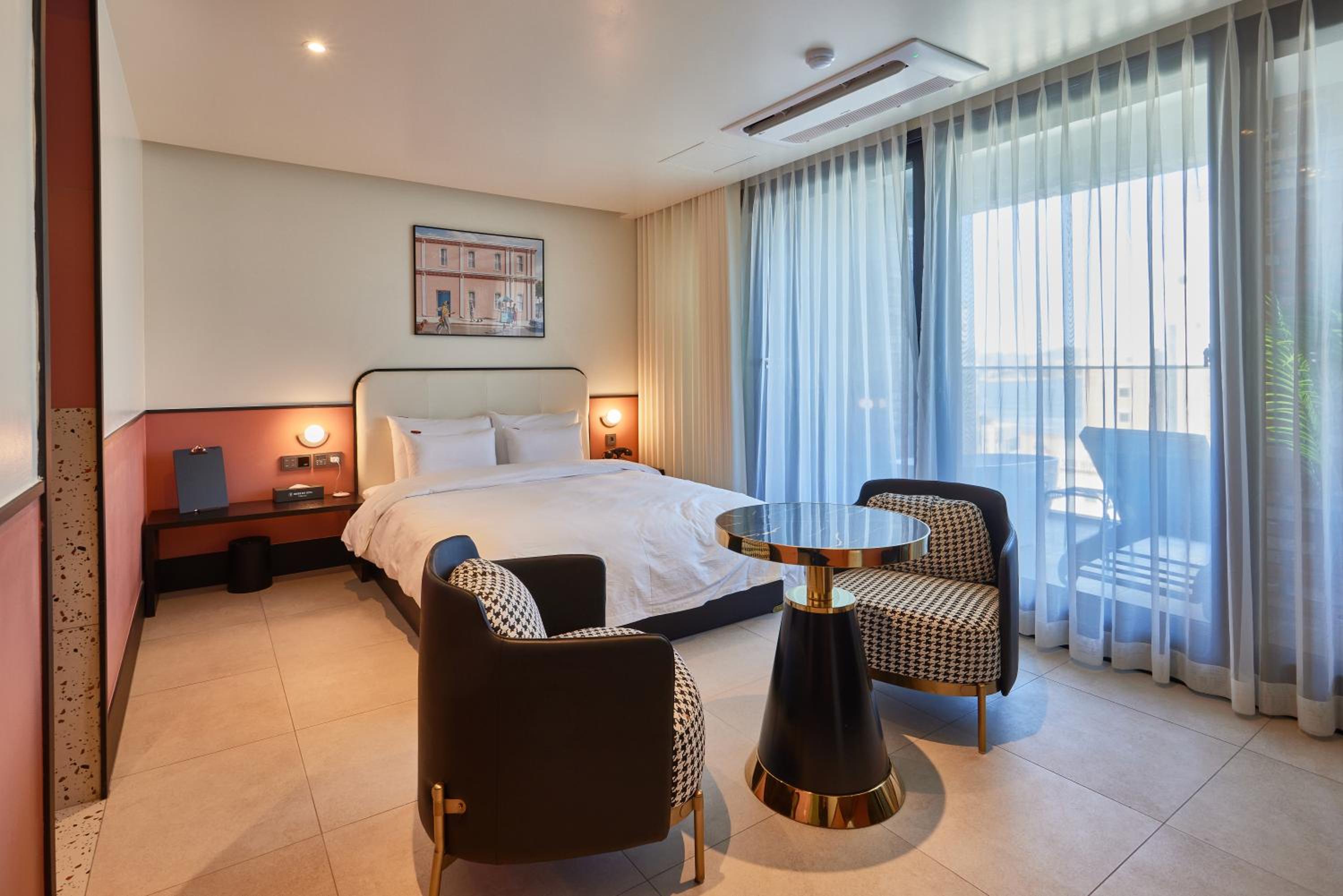 Deluxe Double Room - High Floor with Late Checkin 6PM & Checkout 2PM - Photo 1