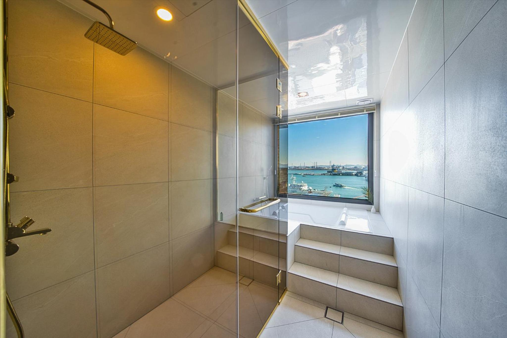 Deluxe Double Room - High Floor with Spa Bath,Terrace and Sea View - Photo 3