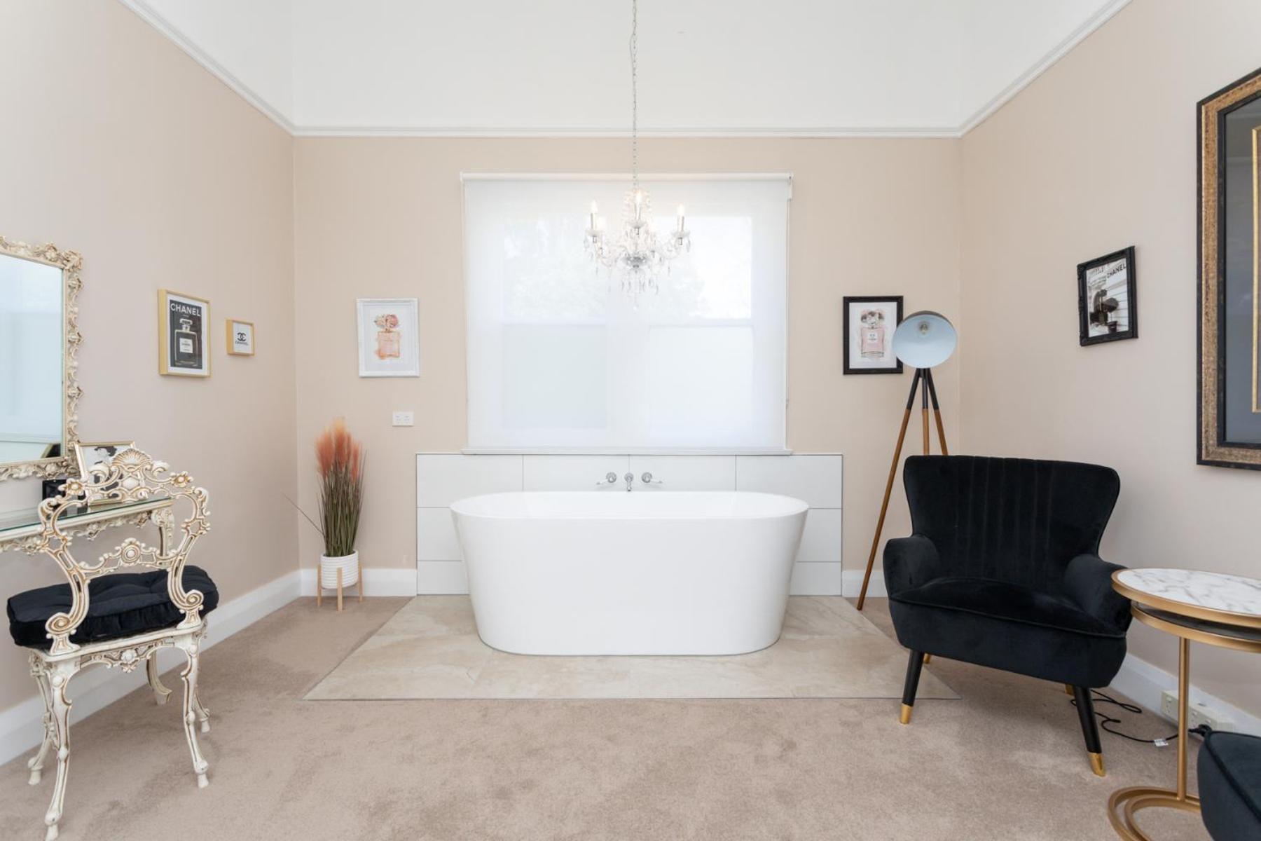 Coco - Deluxe King Room with Bath, downstairs - Photo 8