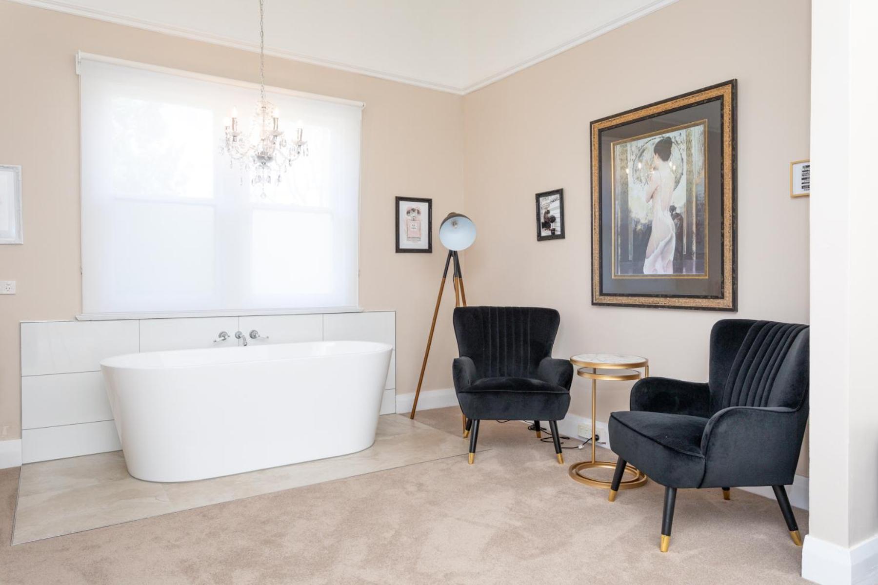 Coco - Deluxe King Room with Bath, downstairs - Photo 7