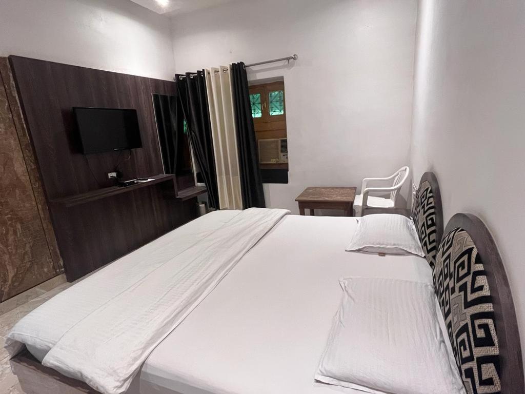 Deluxe Room (2 Adults + 1 Child) - Photo 6
