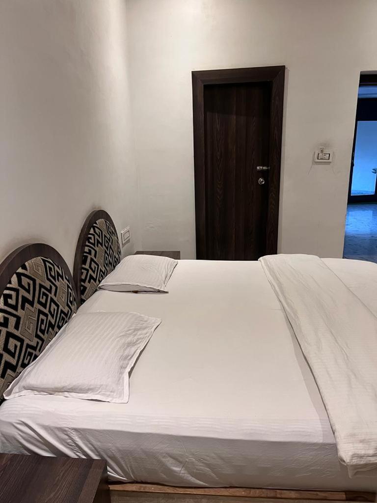 Deluxe Room (2 Adults + 1 Child) - Photo 2