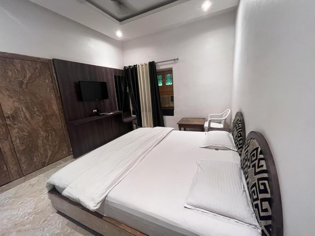 Deluxe Room (2 Adults + 1 Child) - Photo 5