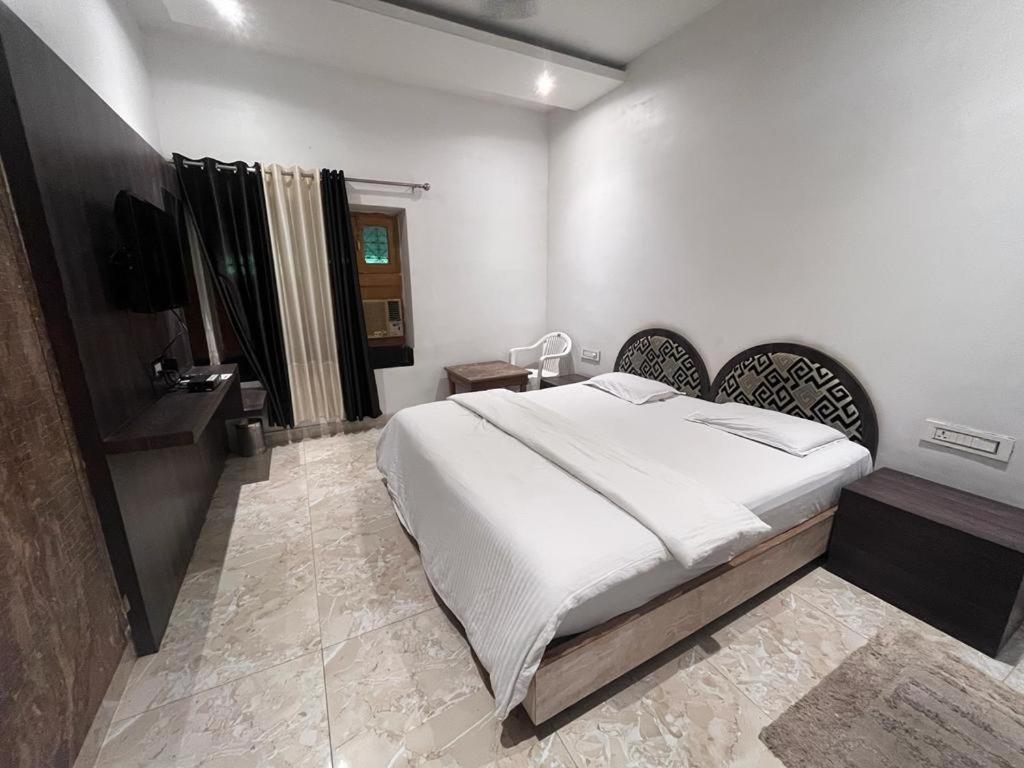 Deluxe Room (2 Adults + 1 Child) - Photo 3