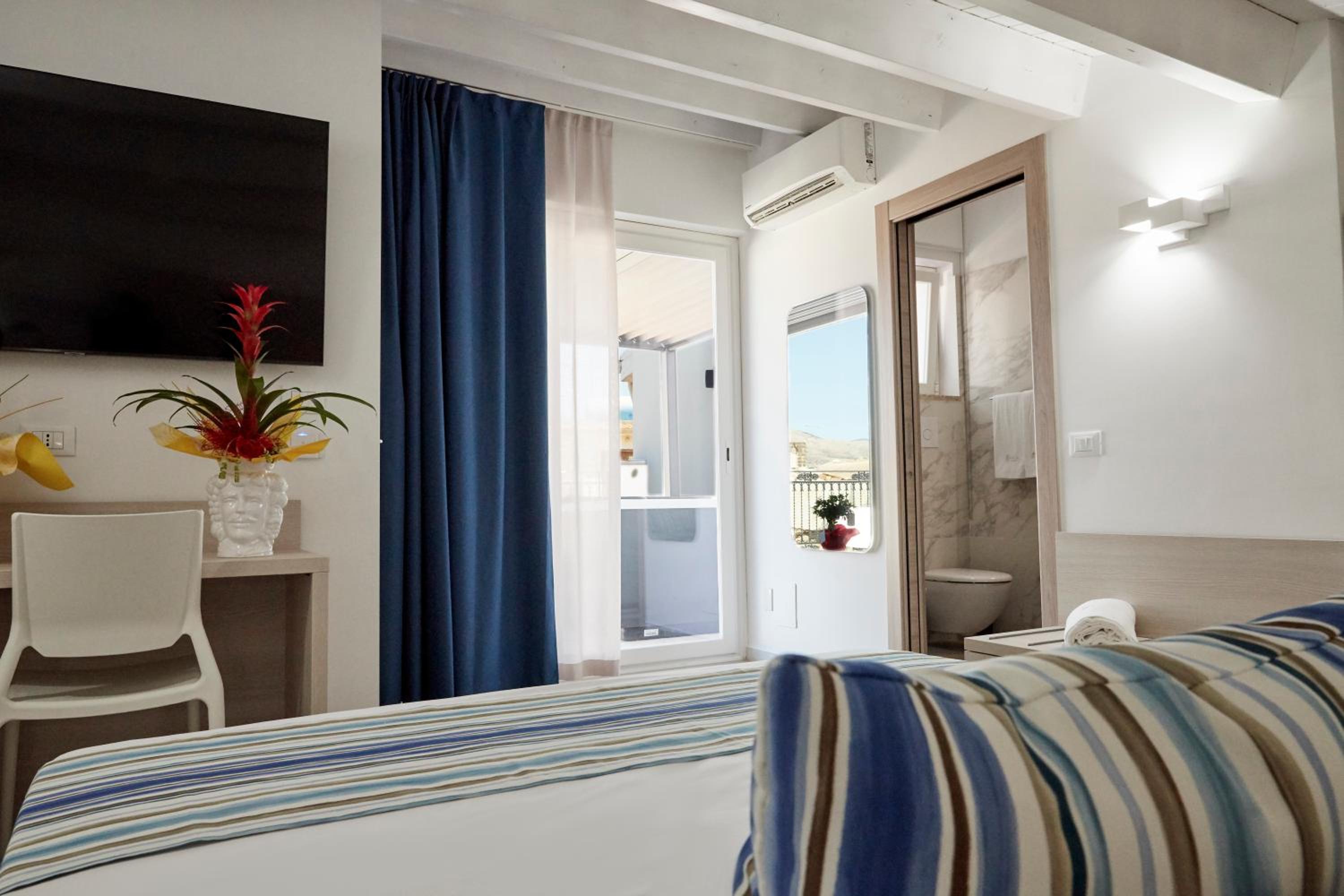 Double Room with Spa Bath photo 3