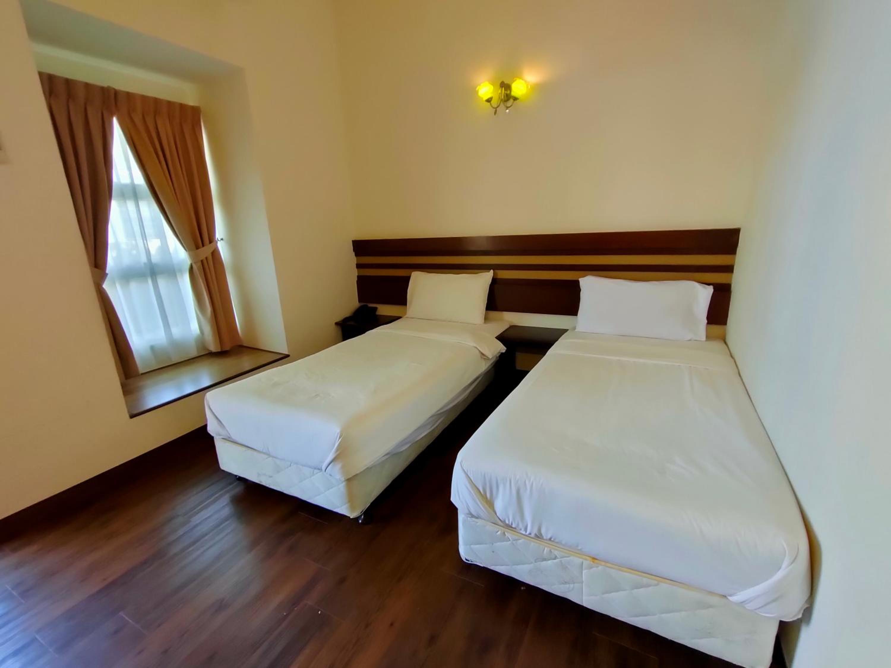 Economy Twin Room - Photo 3