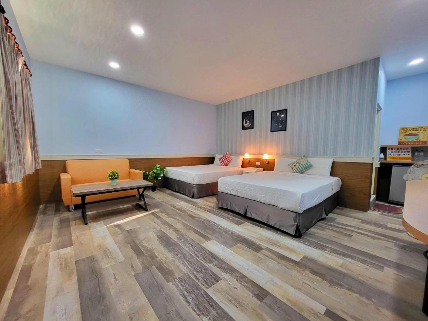 Deluxe Quadruple Room with Private Bathroom photo 2