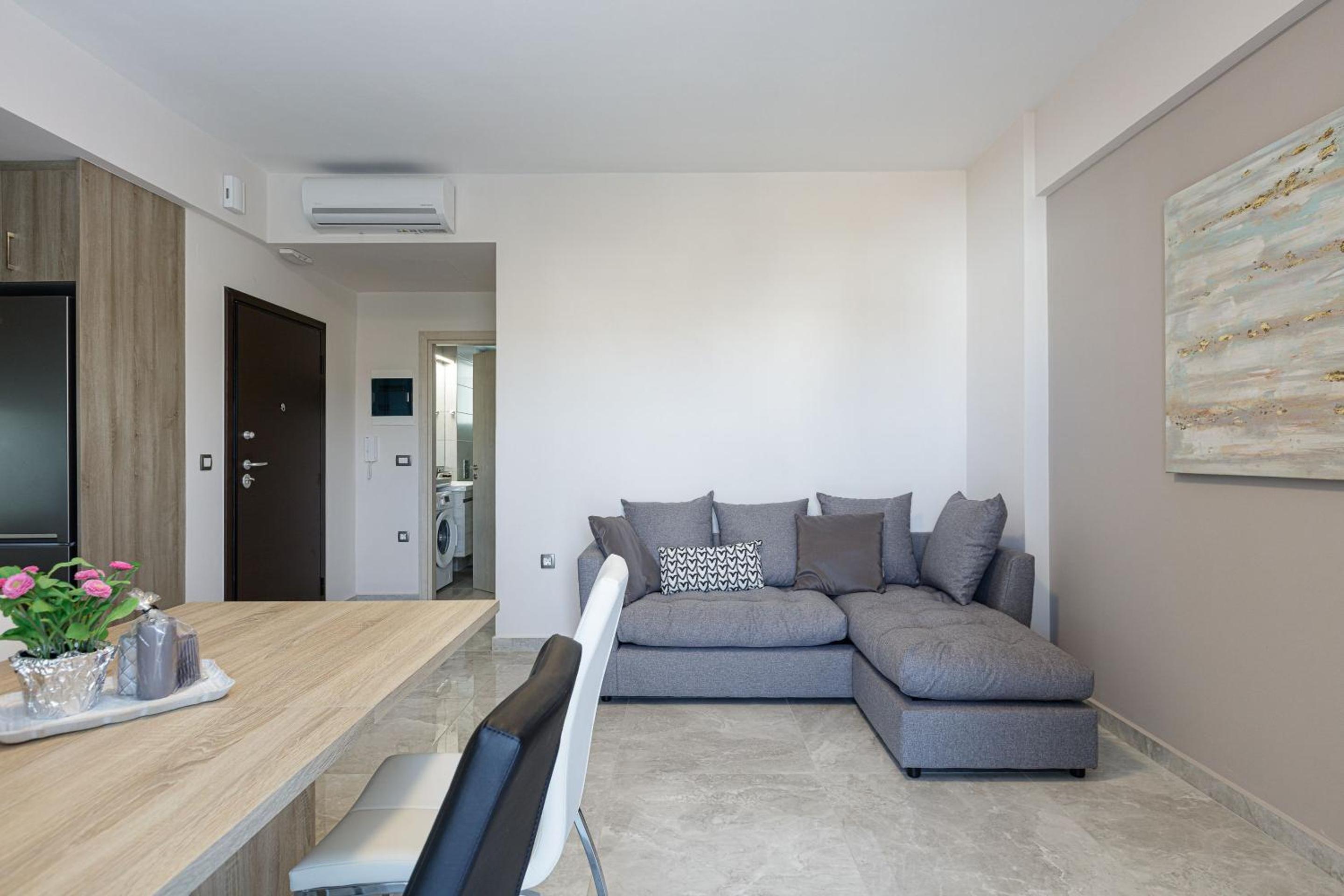 Apartment with Pool View 