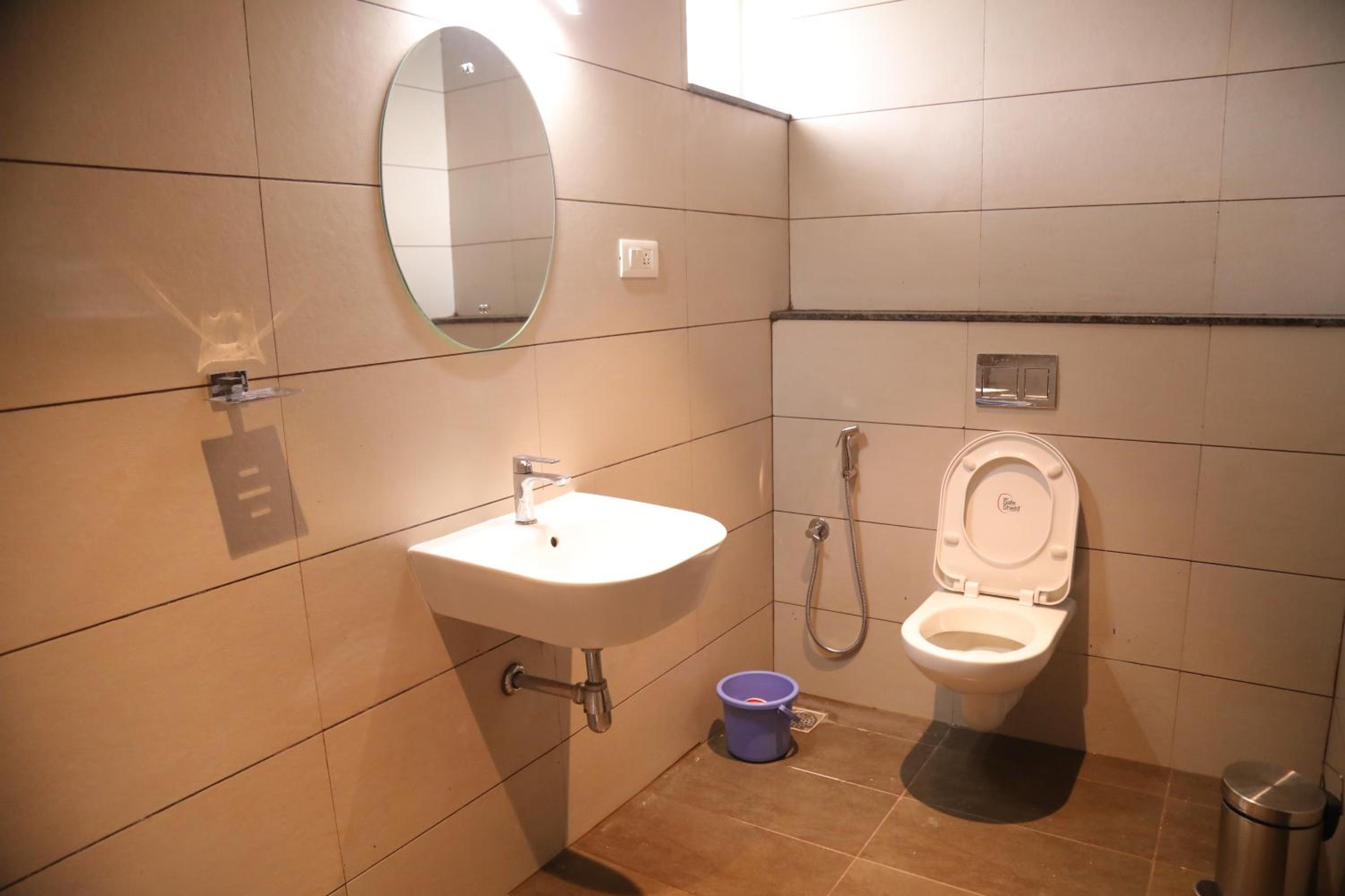 Deluxe Double Room with Bath - Photo 4