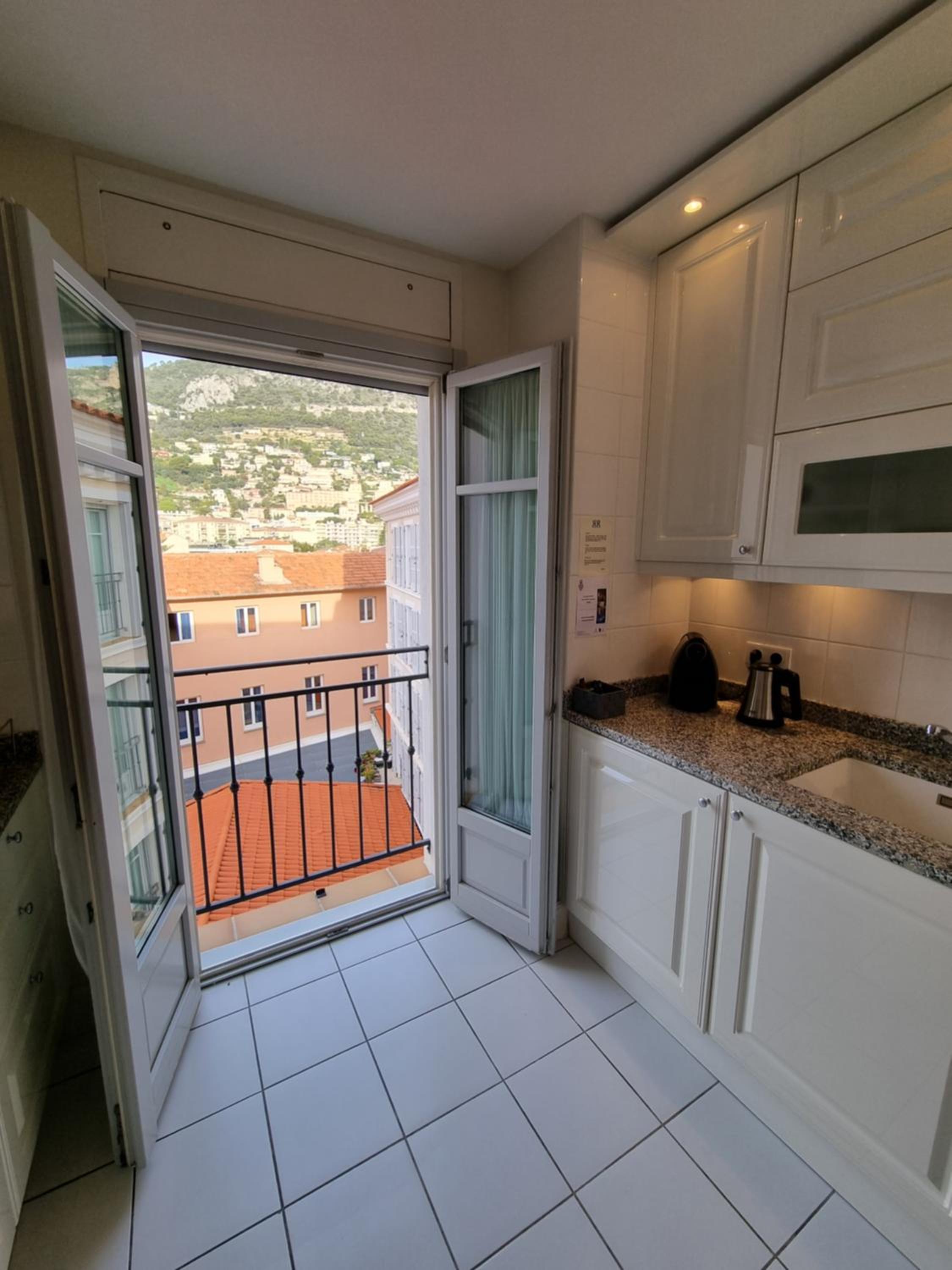 Superior Three-Bedroom Apartment - Photo 4
