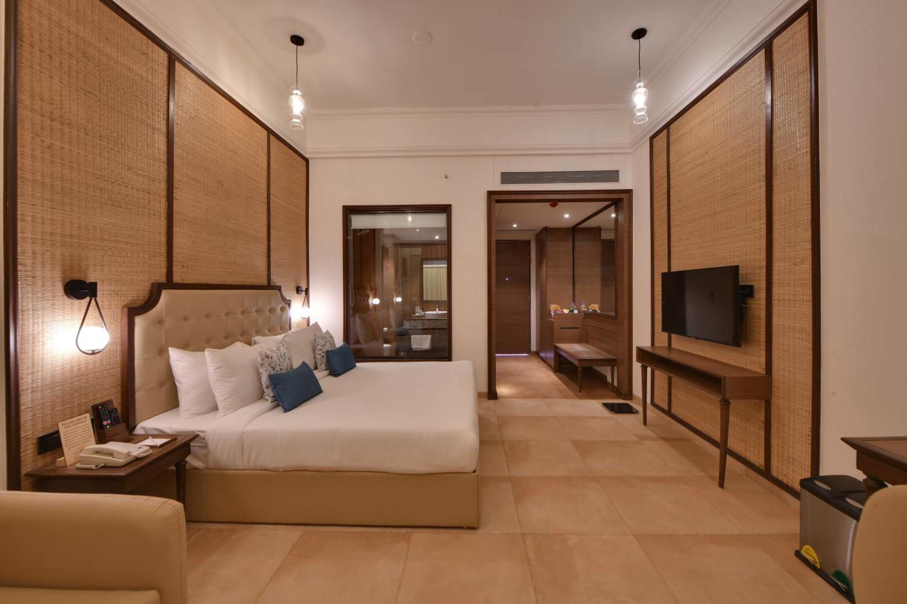 Winter Green Room, 1 King Bed - Photo 4