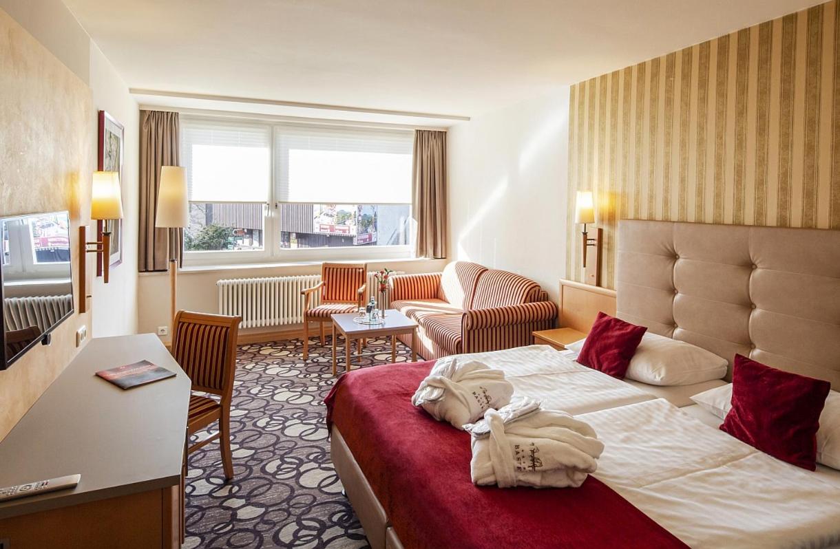 Large Double Room - Photo 1