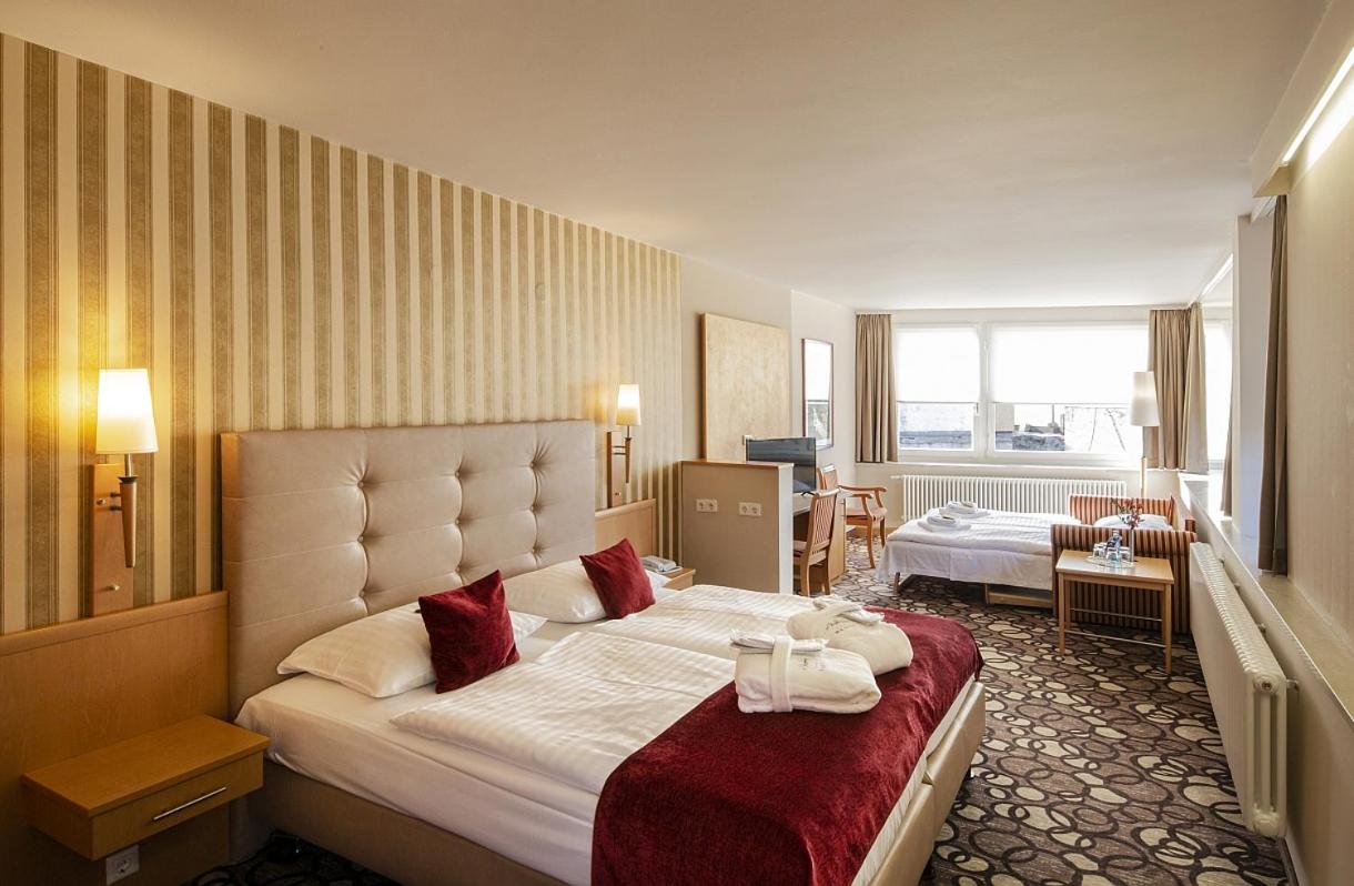 Large Double Room - Photo 5